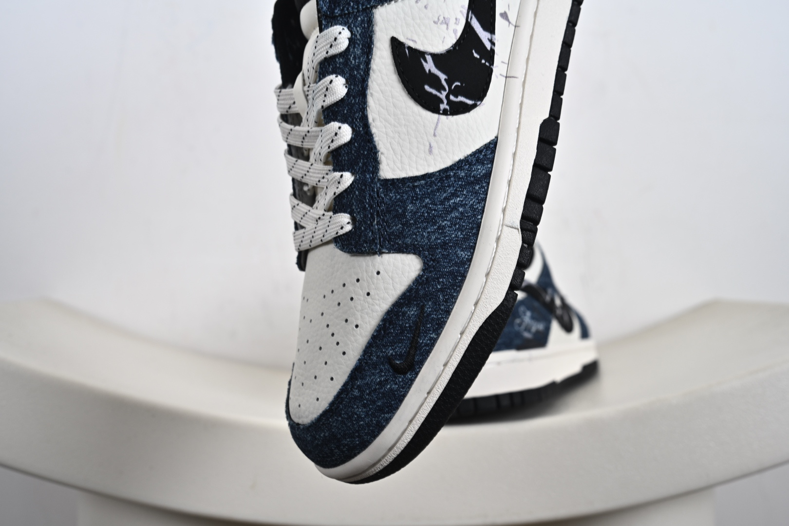 定制版Nike SB Dunk Low“天使联名—牛仔蓝涂鸦” 高端定制 低帮休闲板鞋 XD6188-049
