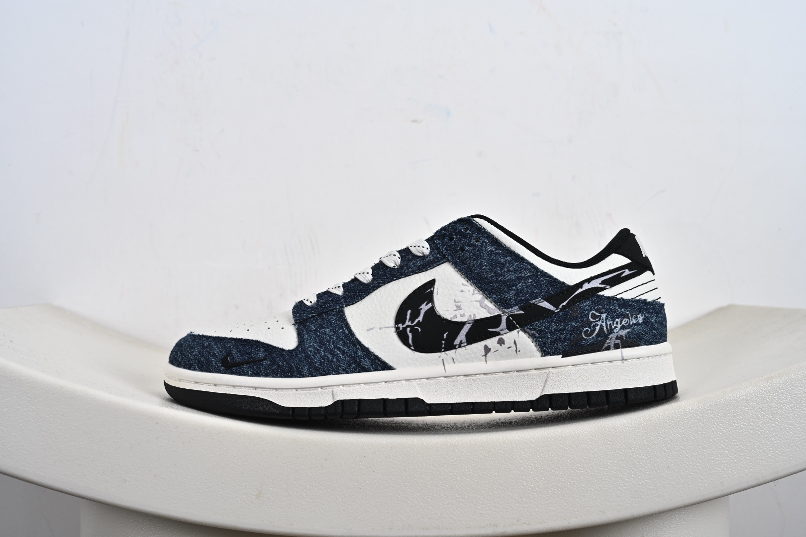 定制版Nike SB Dunk Low“天使联名—牛仔蓝涂鸦” 高端定制 低帮休闲板鞋 XD6188-049