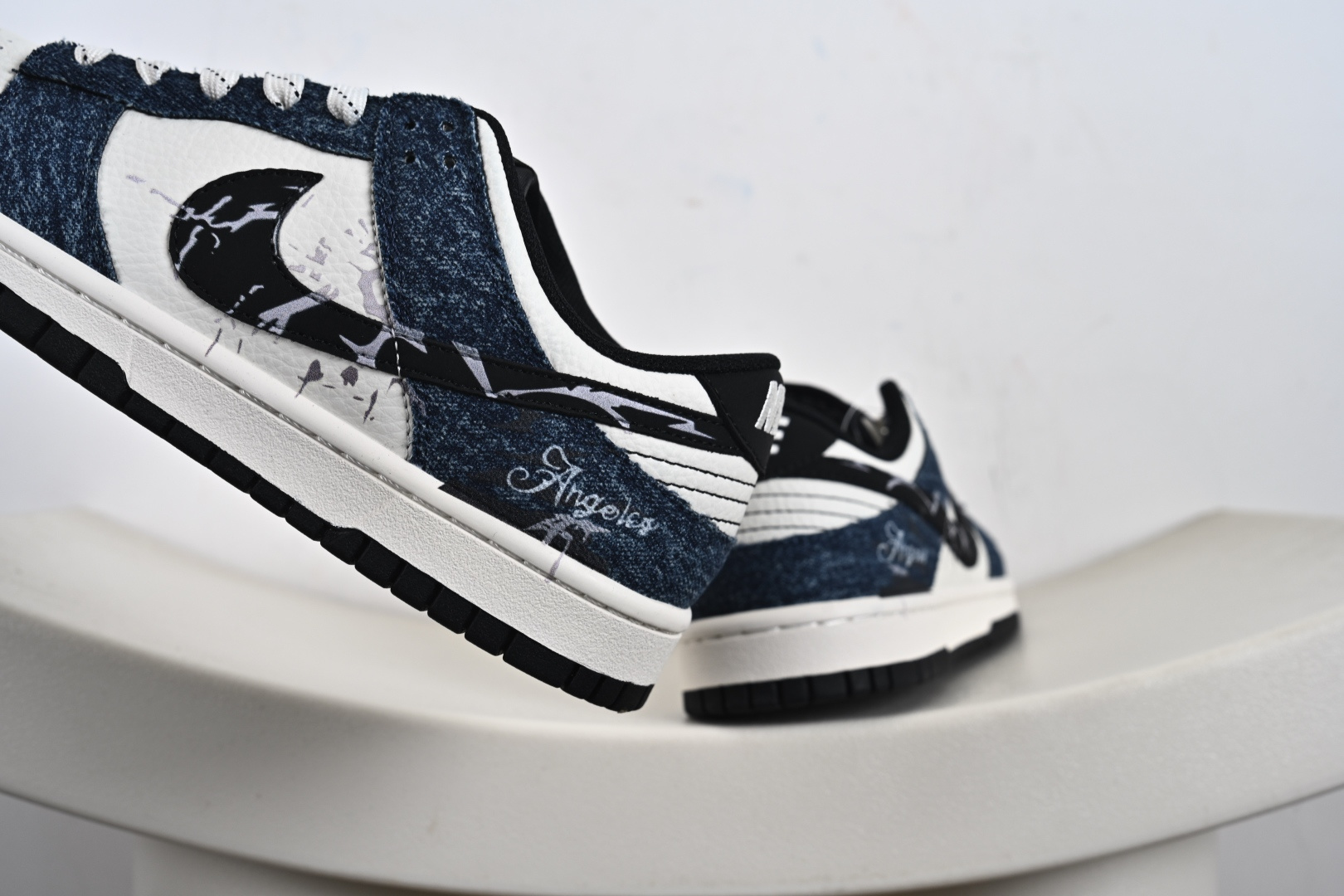 定制版Nike SB Dunk Low“天使联名—牛仔蓝涂鸦” 高端定制 低帮休闲板鞋 XD6188-049