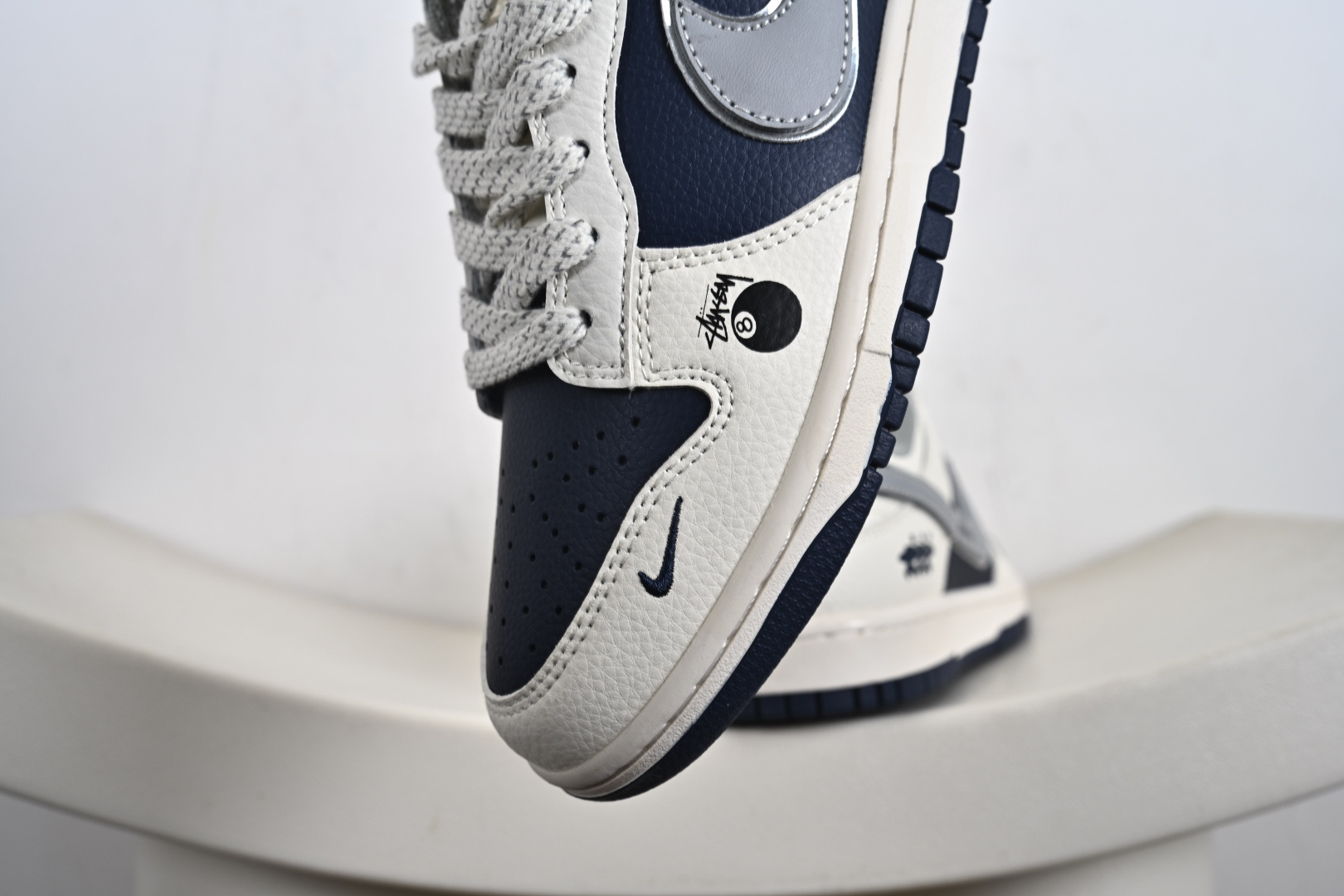 定制版NK SB Dunk Low“斯图西联名——蓝白灰勾” 高端定制 低帮休闲板鞋 SD6868-107