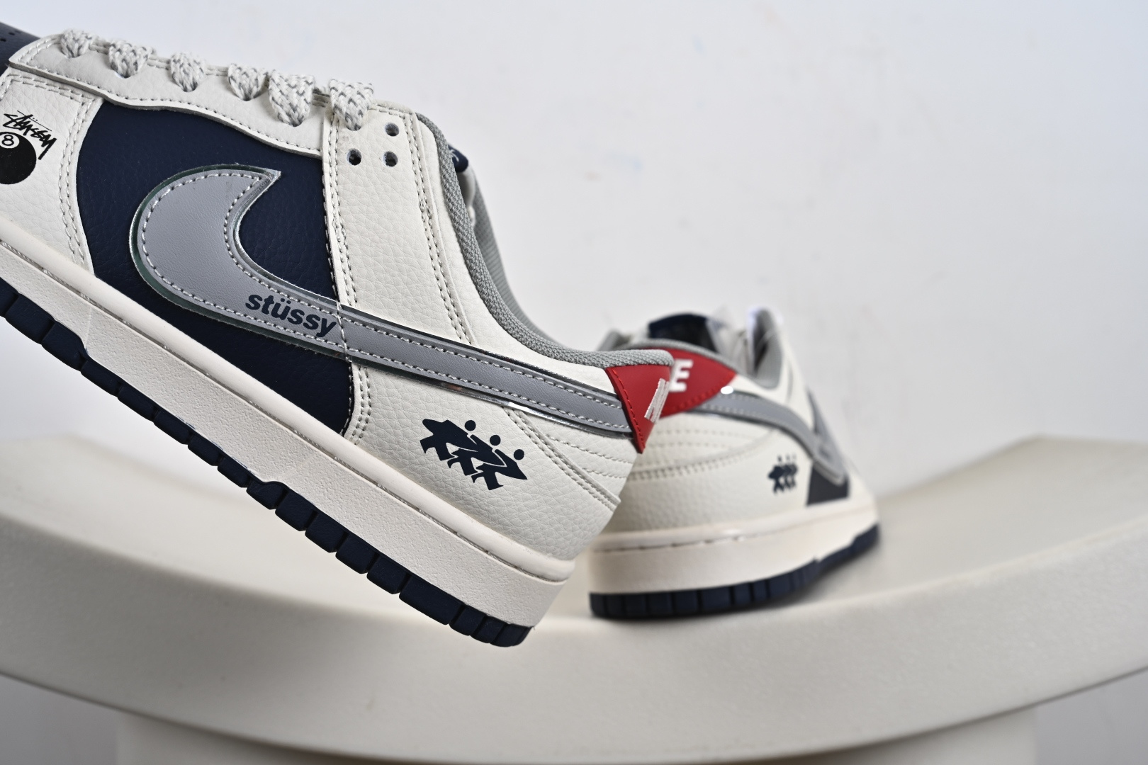 定制版NK SB Dunk Low“斯图西联名——蓝白灰勾” 高端定制 低帮休闲板鞋 SD6868-107