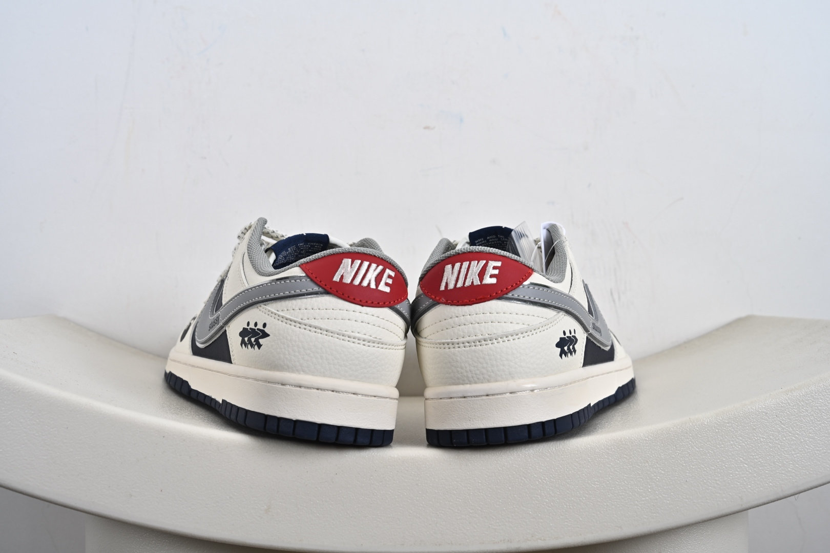 定制版NK SB Dunk Low“斯图西联名——蓝白灰勾” 高端定制 低帮休闲板鞋 SD6868-107