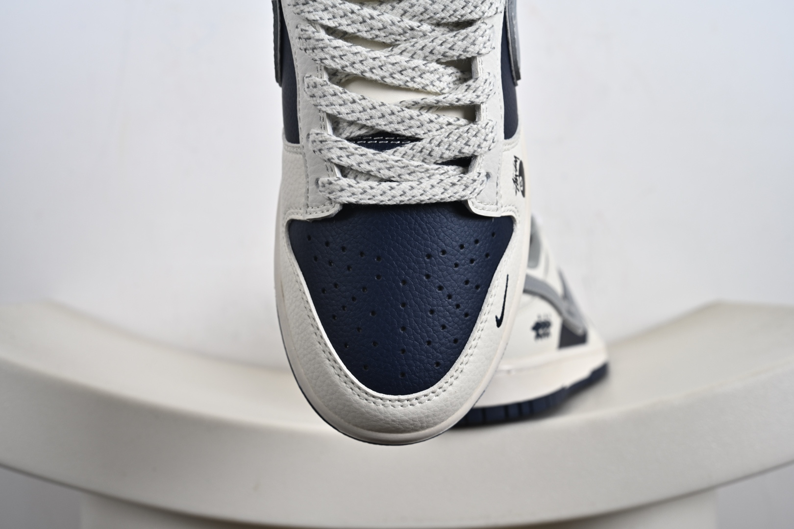 定制版NK SB Dunk Low“斯图西联名——蓝白灰勾” 高端定制 低帮休闲板鞋 SD6868-107