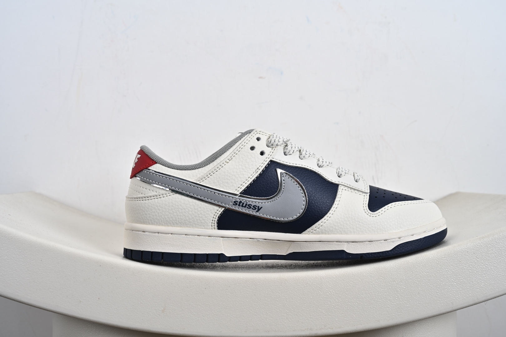 定制版NK SB Dunk Low“斯图西联名——蓝白灰勾” 高端定制 低帮休闲板鞋 SD6868-107