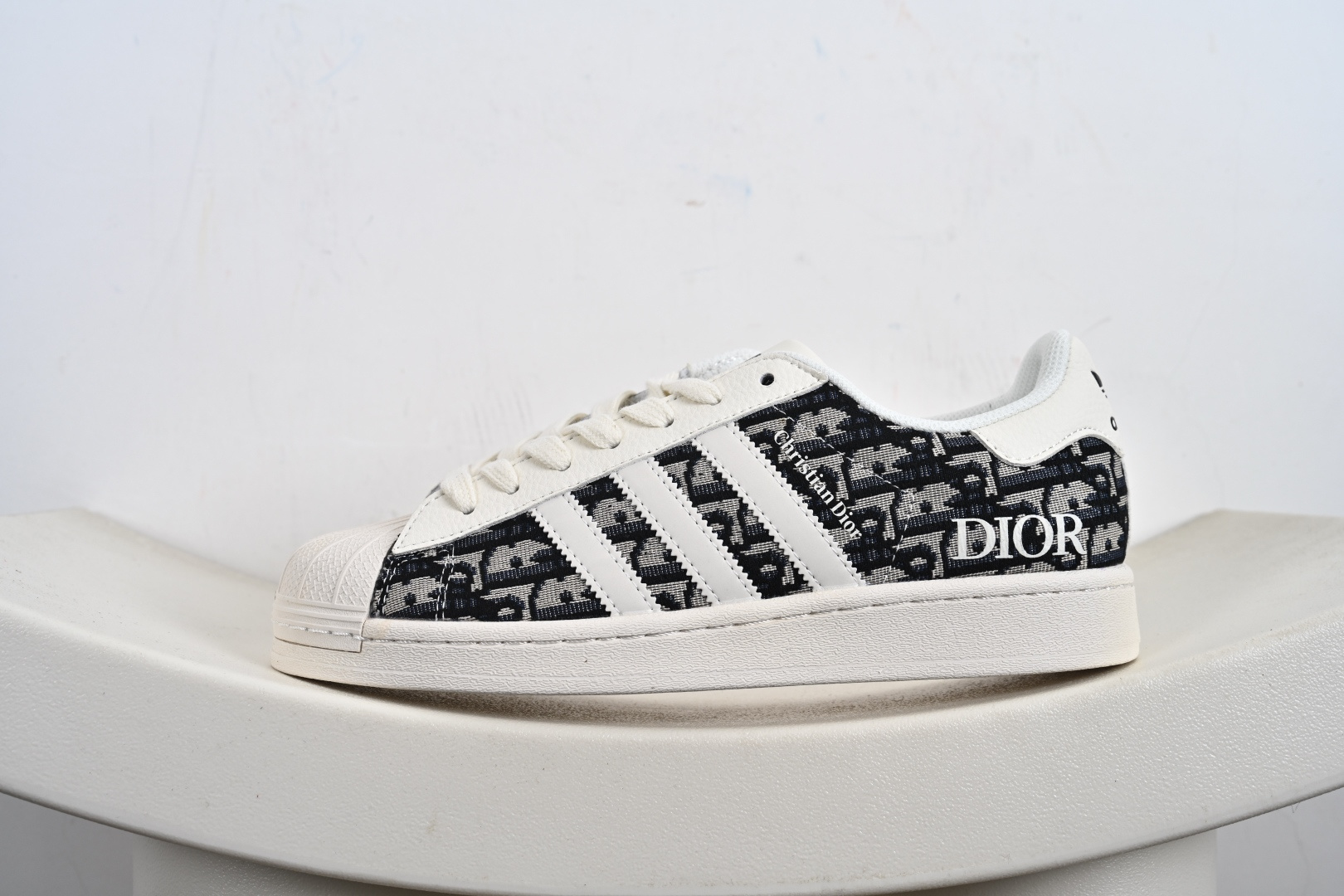 定制版Adidas Original Superstar 低帮联名黑白色 贝壳头防滑耐磨轻便板鞋 JY8912