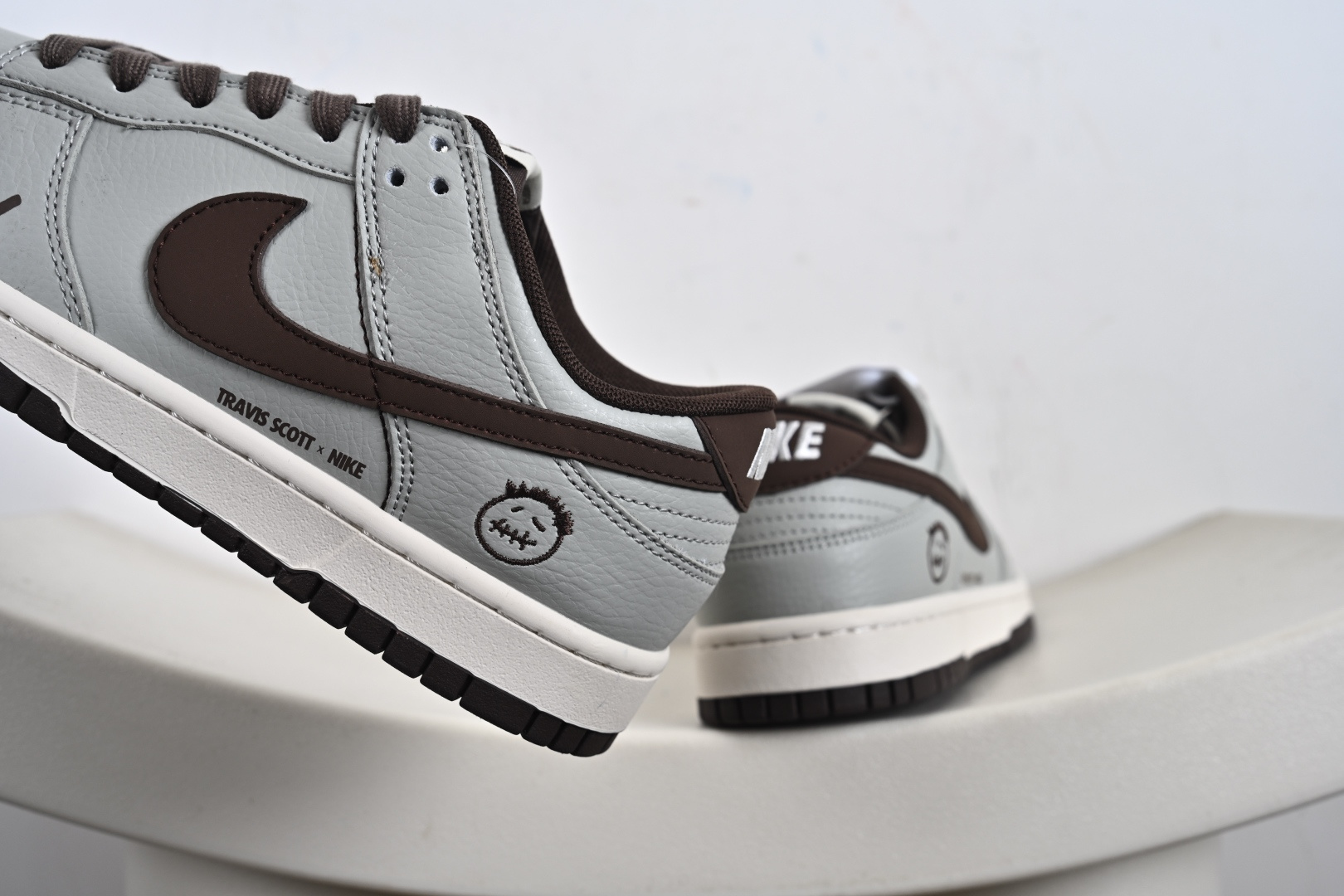 高端定制Nike SB Dunk Low “KAWS鬼脸联名---黑灰棕” 高端定制 低帮休闲板鞋 XD1588-235