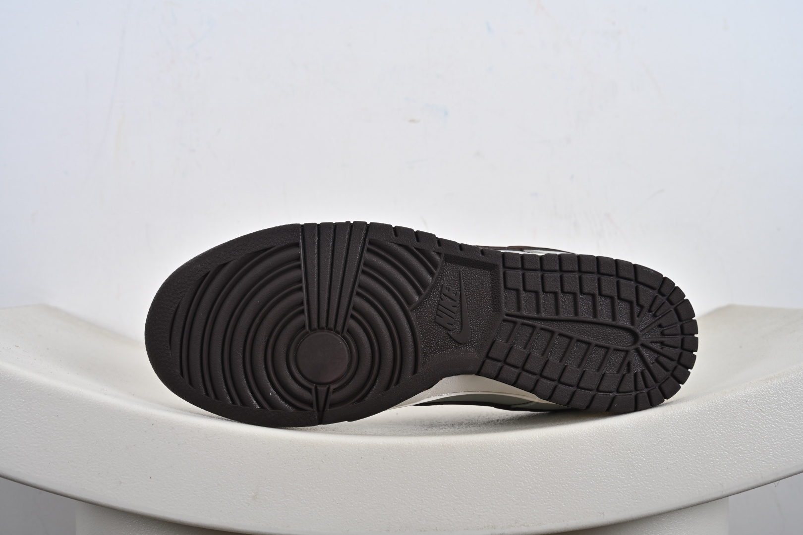 高端定制Nike SB Dunk Low “KAWS鬼脸联名---黑灰棕” 高端定制 低帮休闲板鞋 XD1588-235