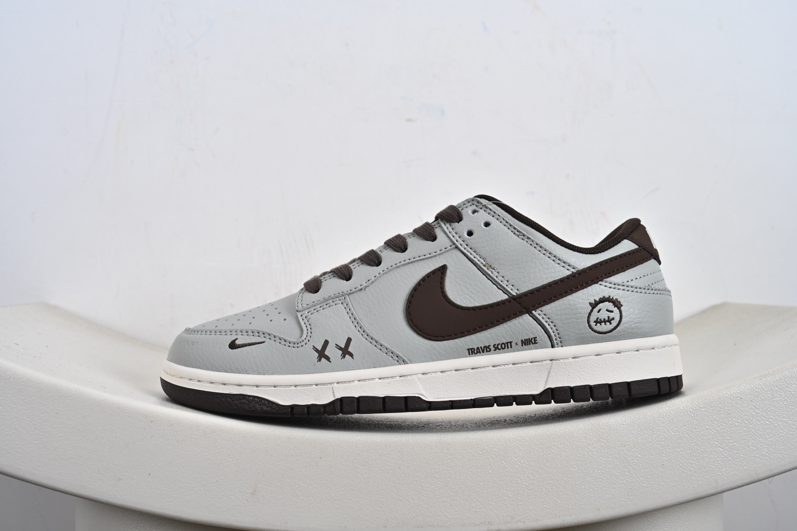 高端定制Nike SB Dunk Low “KAWS鬼脸联名---黑灰棕” 高端定制 低帮休闲板鞋 XD1588-235