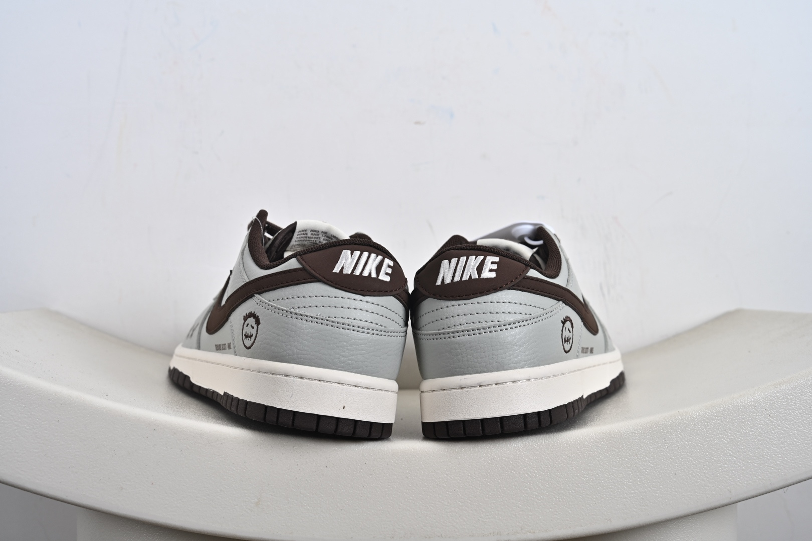高端定制Nike SB Dunk Low “KAWS鬼脸联名---黑灰棕” 高端定制 低帮休闲板鞋 XD1588-235