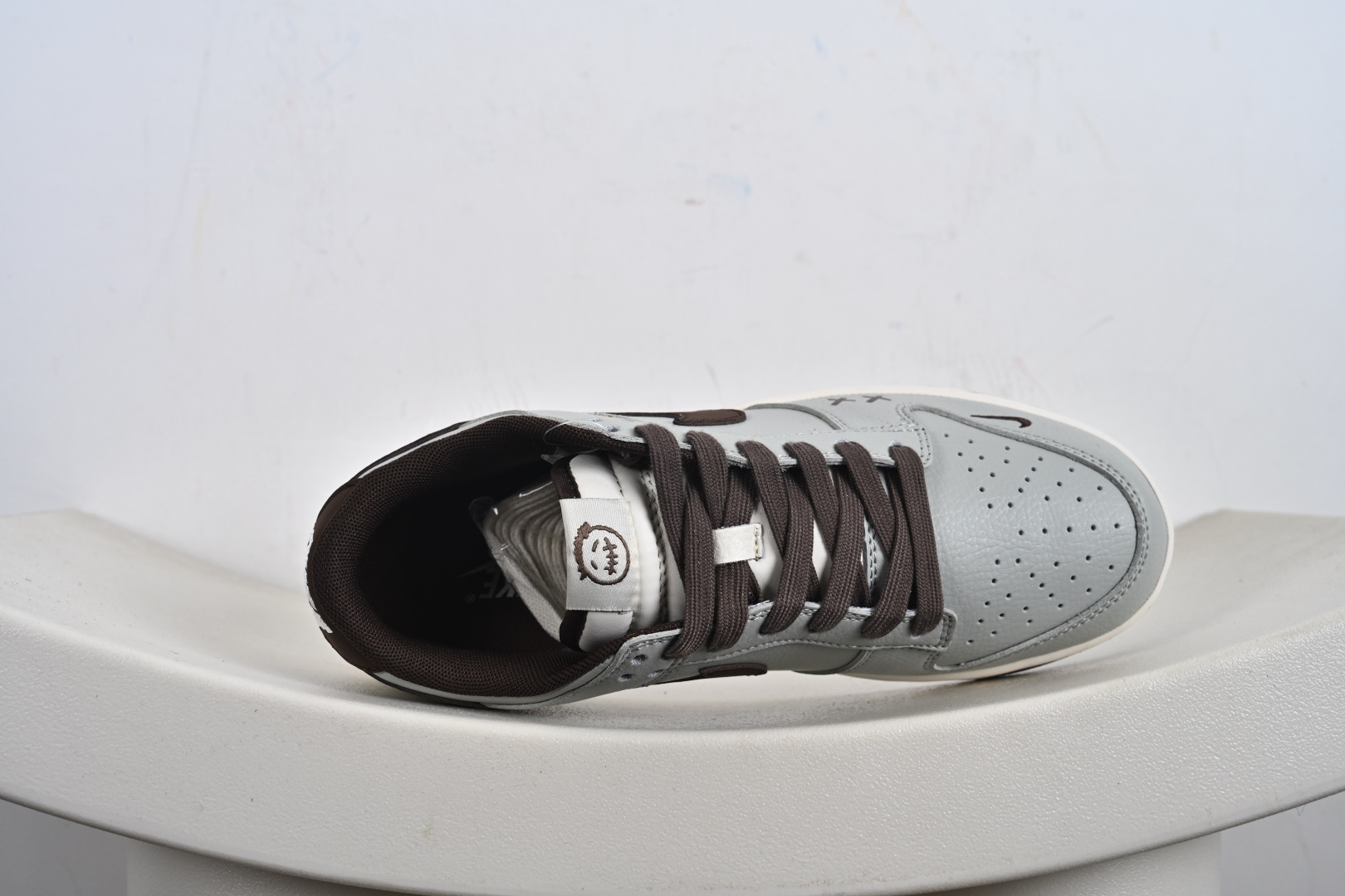 高端定制Nike SB Dunk Low “KAWS鬼脸联名---黑灰棕” 高端定制 低帮休闲板鞋 XD1588-235