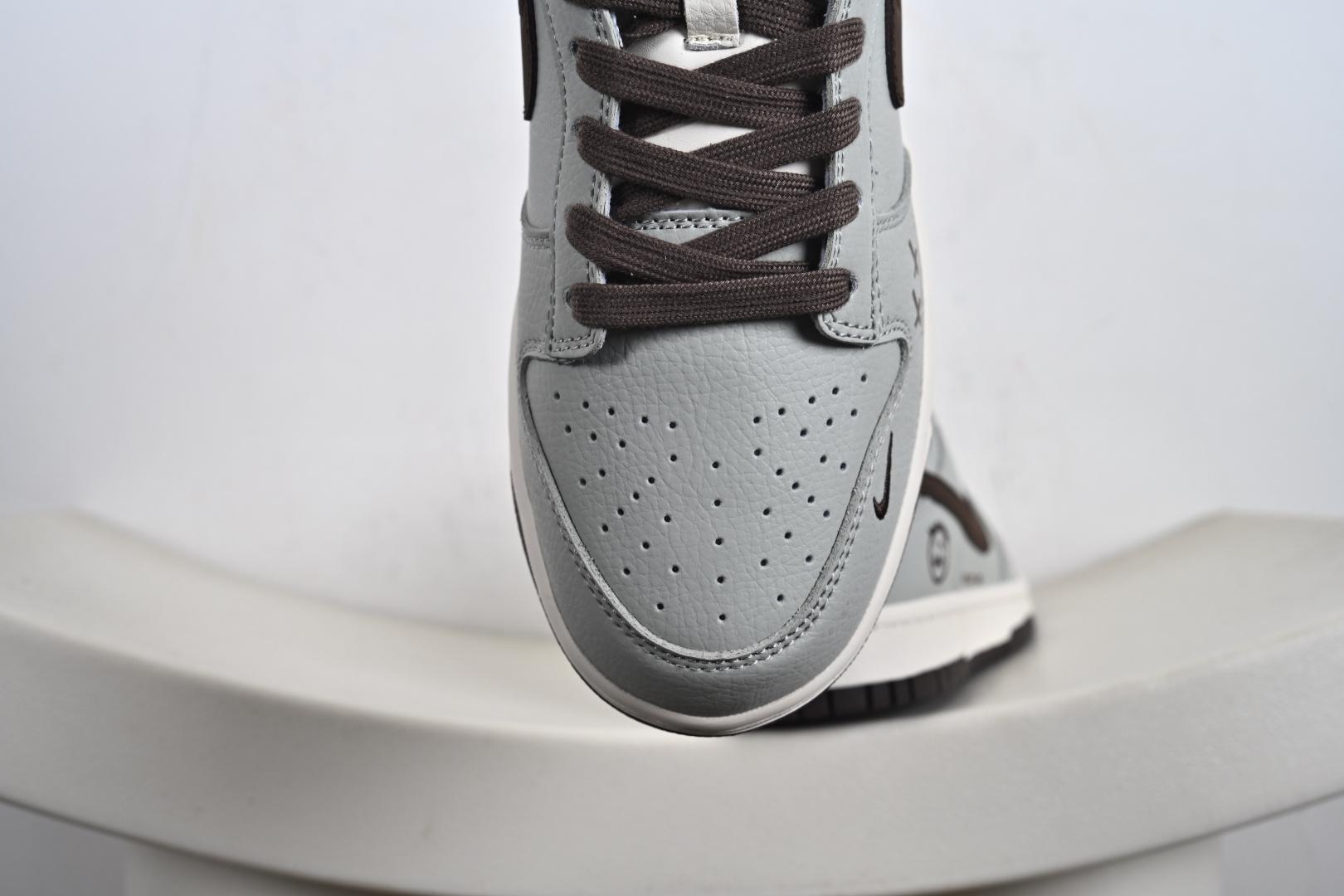 高端定制Nike SB Dunk Low “KAWS鬼脸联名---黑灰棕” 高端定制 低帮休闲板鞋 XD1588-235