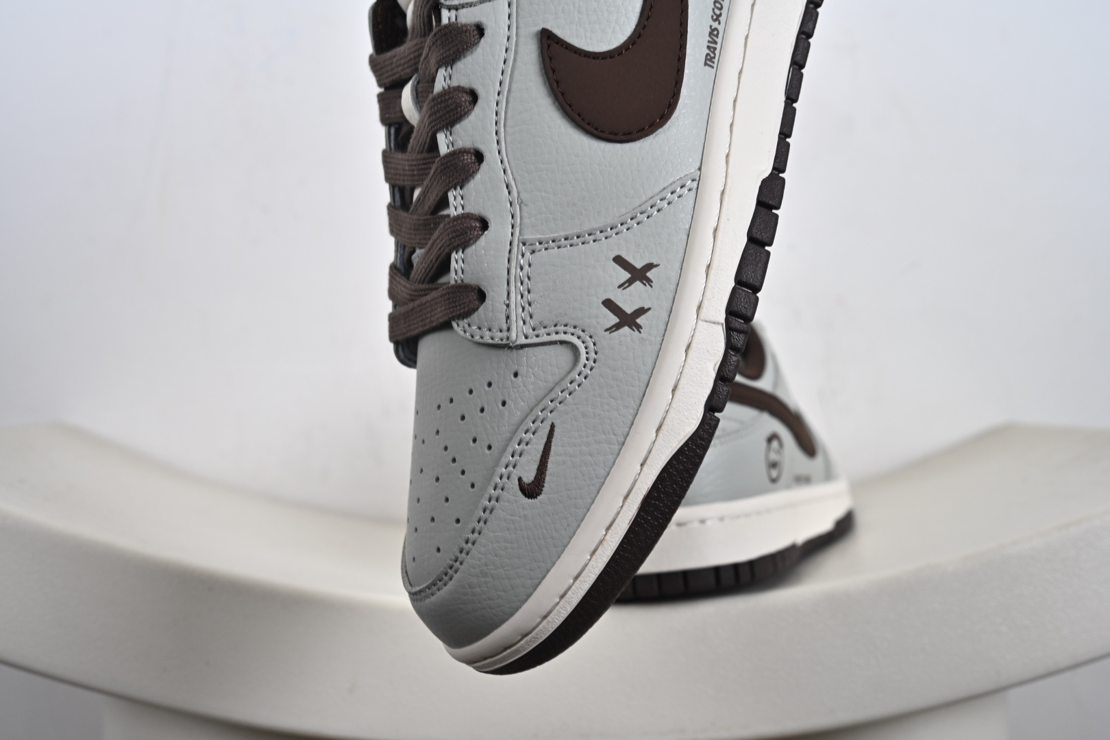 高端定制Nike SB Dunk Low “KAWS鬼脸联名---黑灰棕” 高端定制 低帮休闲板鞋 XD1588-235