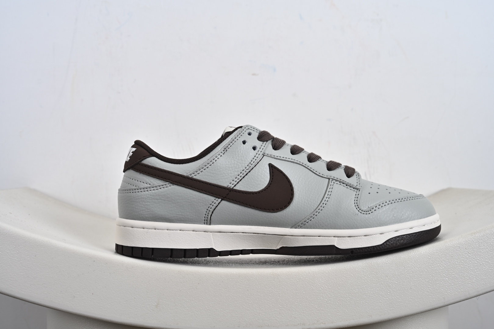 高端定制Nike SB Dunk Low “KAWS鬼脸联名---黑灰棕” 高端定制 低帮休闲板鞋 XD1588-235