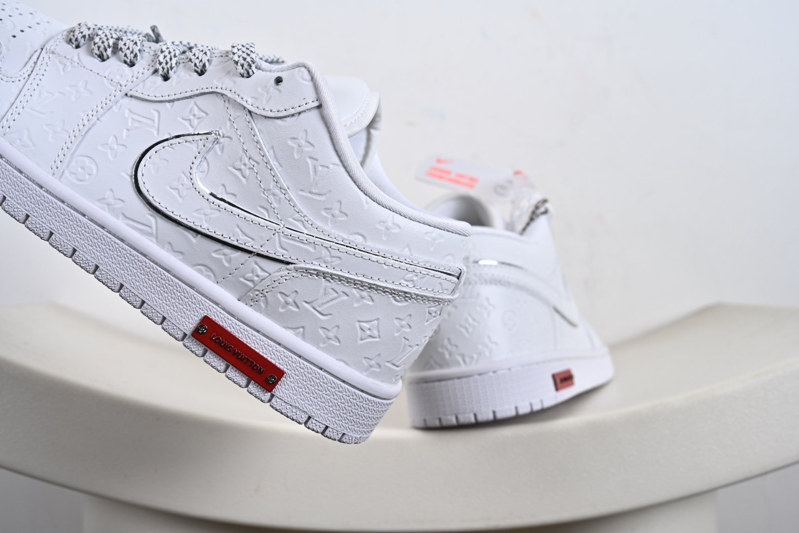 高端定制Air Jordan 1 Low AJ1 乔1 “LV路易威登联名---纯白立体LV印花”高端定制 低帮复古篮球鞋 LR2025-010