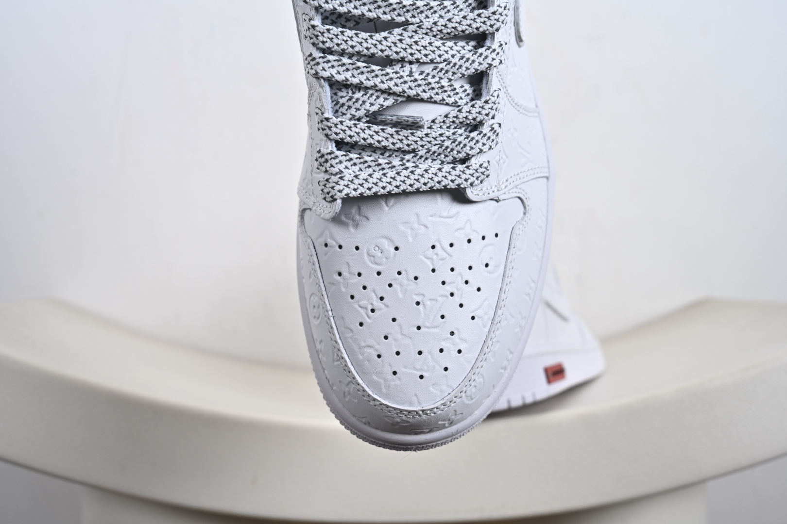 高端定制Air Jordan 1 Low AJ1 乔1 “LV路易威登联名---纯白立体LV印花”高端定制 低帮复古篮球鞋 LR2025-010