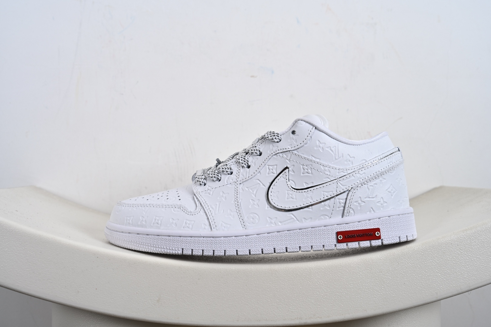高端定制Air Jordan 1 Low AJ1 乔1 “LV路易威登联名---纯白立体LV印花”高端定制 低帮复古篮球鞋 LR2025-010