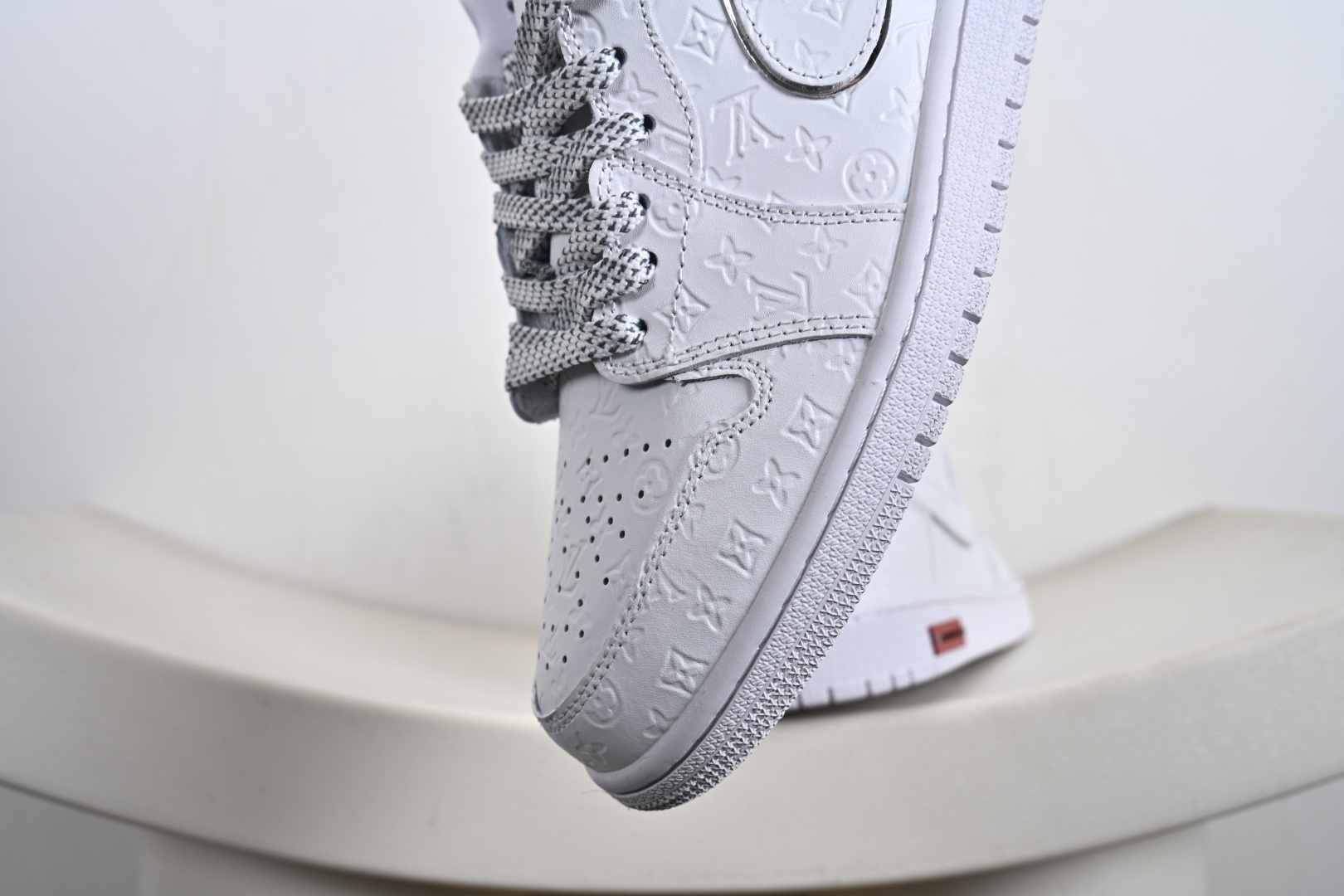 高端定制Air Jordan 1 Low AJ1 乔1 “LV路易威登联名---纯白立体LV印花”高端定制 低帮复古篮球鞋 LR2025-010