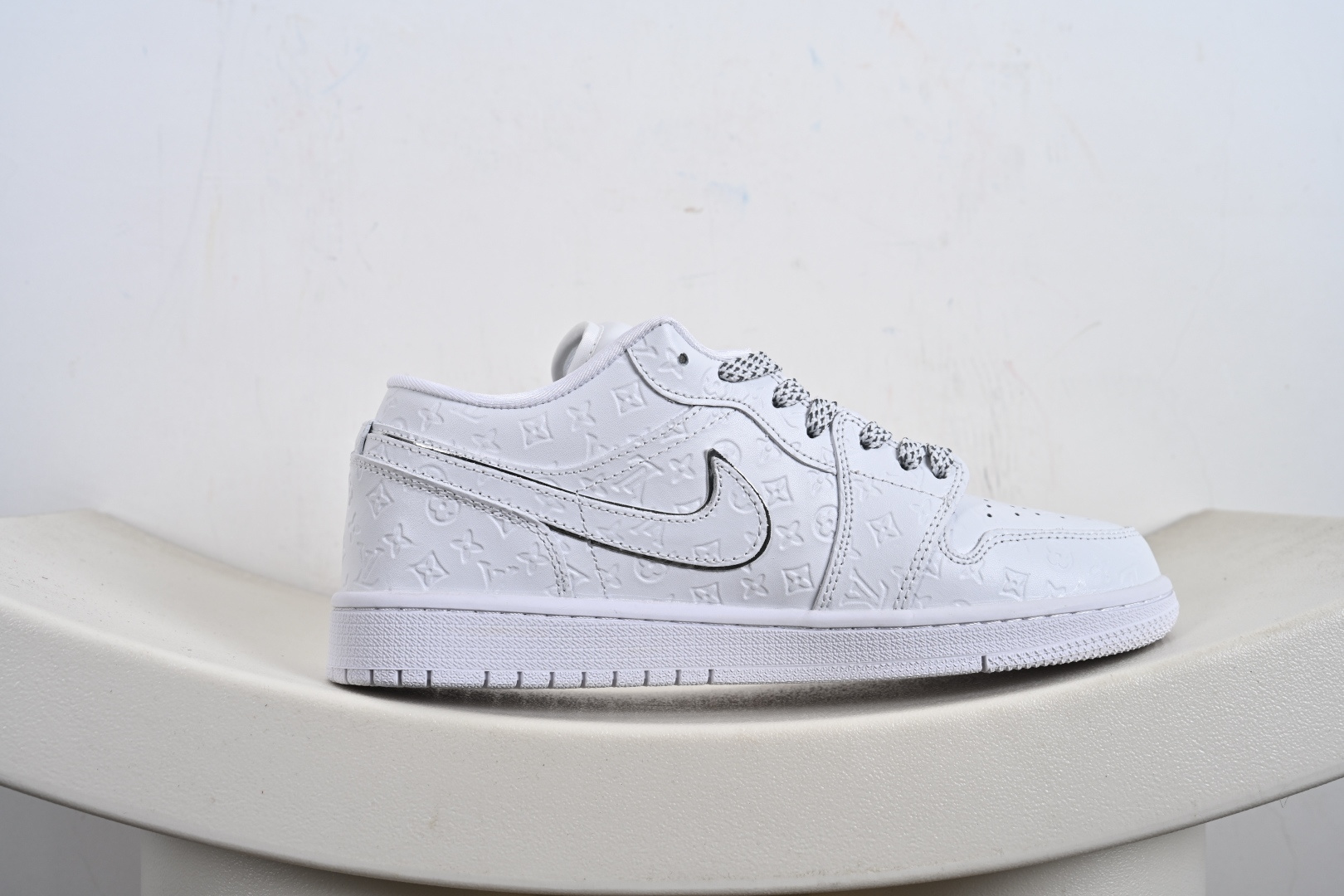 高端定制Air Jordan 1 Low AJ1 乔1 “LV路易威登联名---纯白立体LV印花”高端定制 低帮复古篮球鞋 LR2025-010