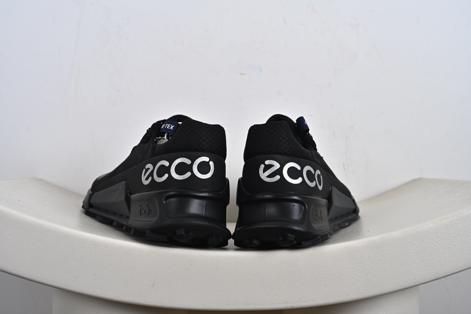 ECCO爱步登山鞋男款 舒适户外运动越野跑鞋健步BIOMC踪迹系列 822834