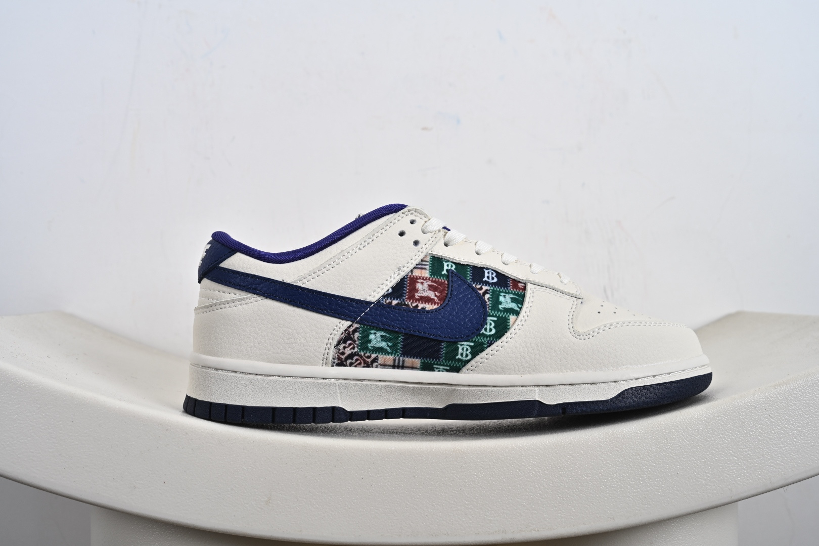 定制版Nike SB Dunk Low 巴宝莉联名 白蓝复古拼接 高端定制 低帮休闲板鞋 SD6688-002