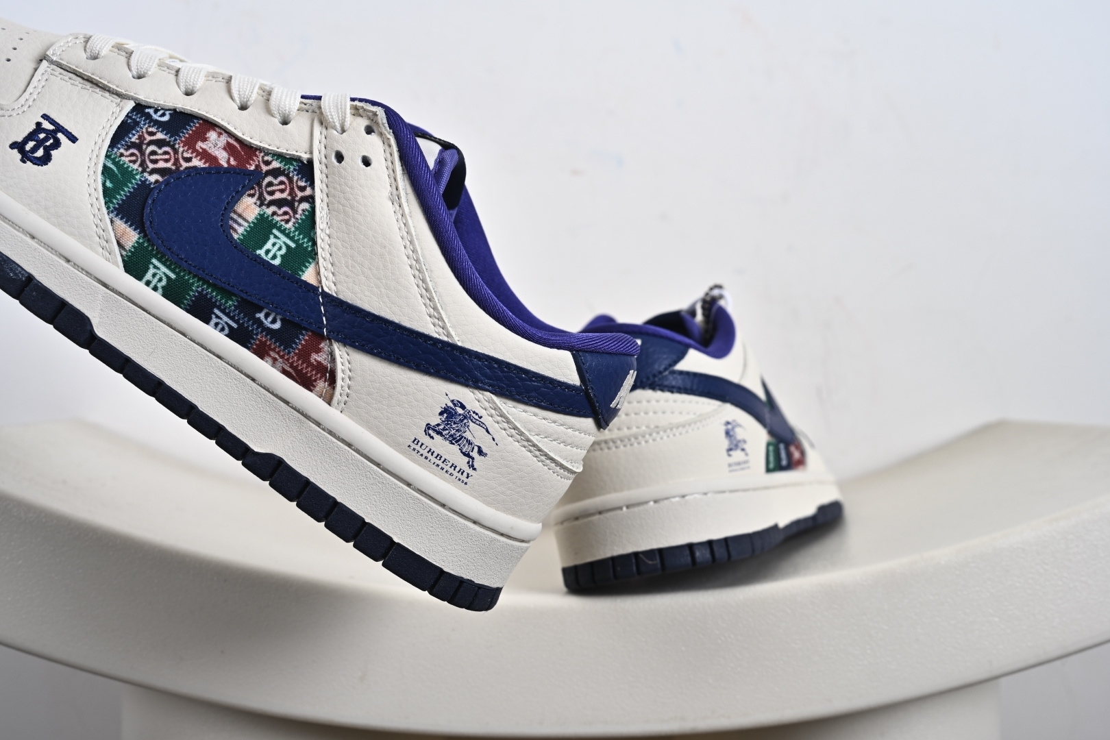 定制版Nike SB Dunk Low 巴宝莉联名 白蓝复古拼接 高端定制 低帮休闲板鞋 SD6688-002