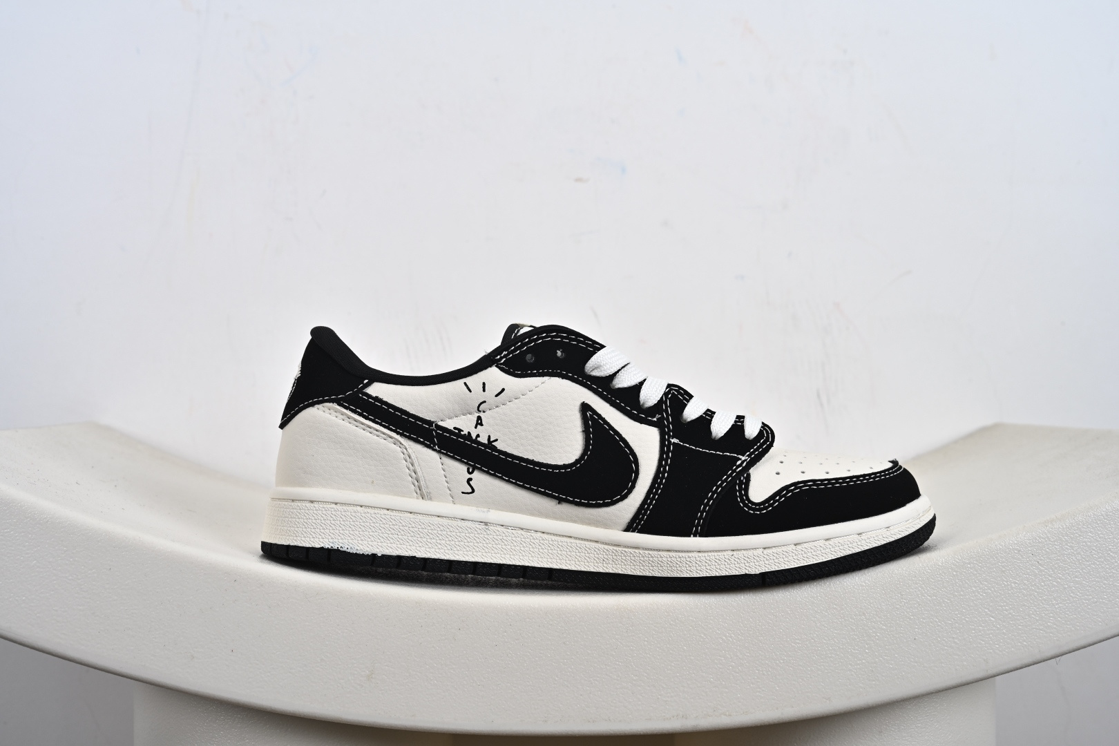 定制版Travis Scott x Fragment Design x Jordan Air Jordan 1 Low OG SP “白黑拉布布” DD7866-112