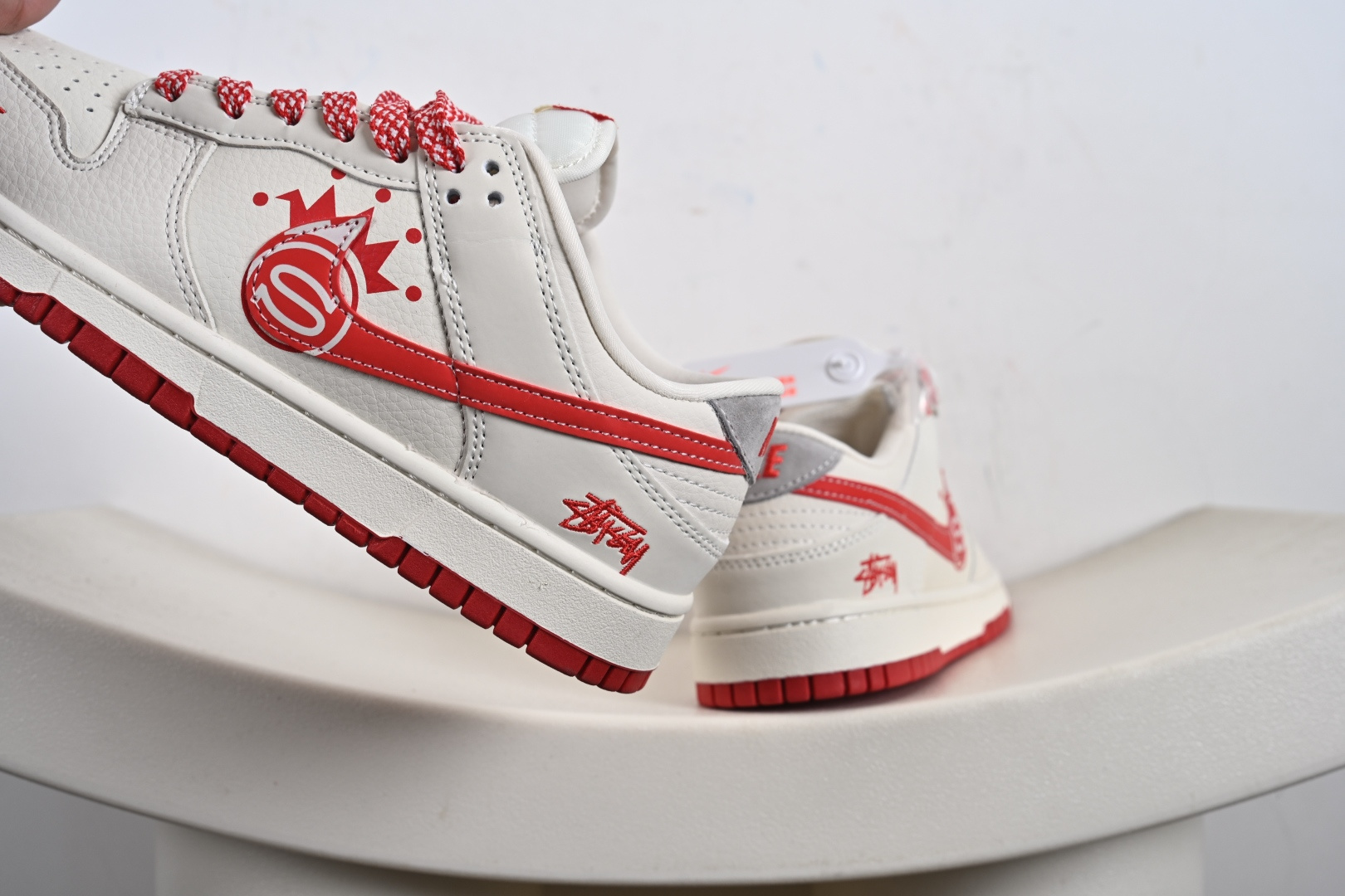 Nike SB Dunk Low“ 斯图西联名——白红勾” 周年高端定制 低帮休闲板鞋 DG2025-004