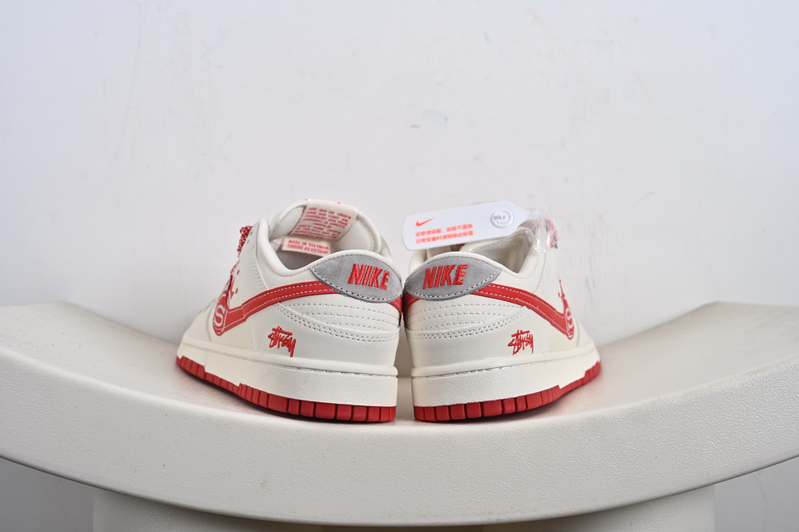 Nike SB Dunk Low“ 斯图西联名——白红勾” 周年高端定制 低帮休闲板鞋 DG2025-004