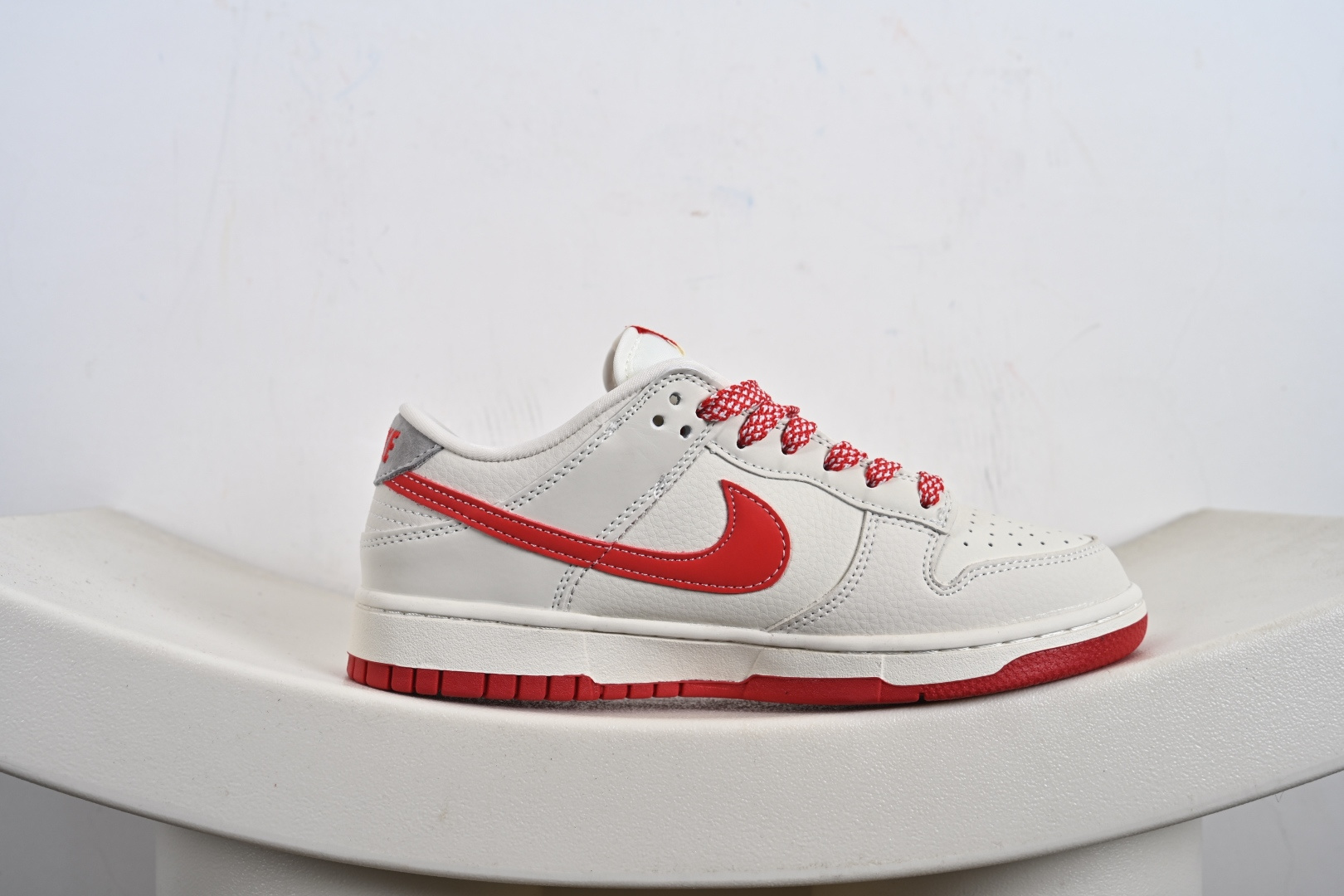Nike SB Dunk Low“ 斯图西联名——白红勾” 周年高端定制 低帮休闲板鞋 DG2025-004