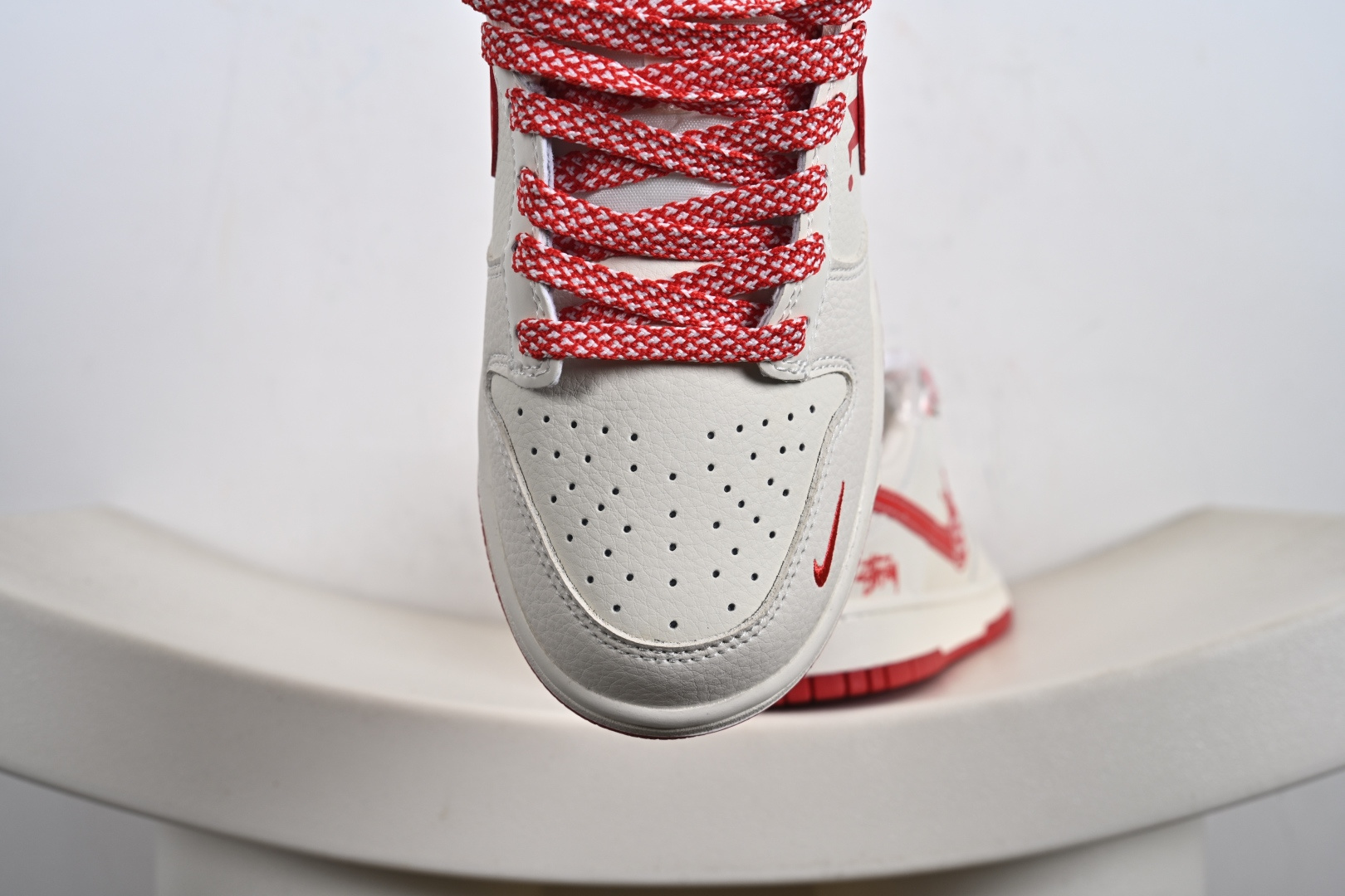 Nike SB Dunk Low“ 斯图西联名——白红勾” 周年高端定制 低帮休闲板鞋 DG2025-004