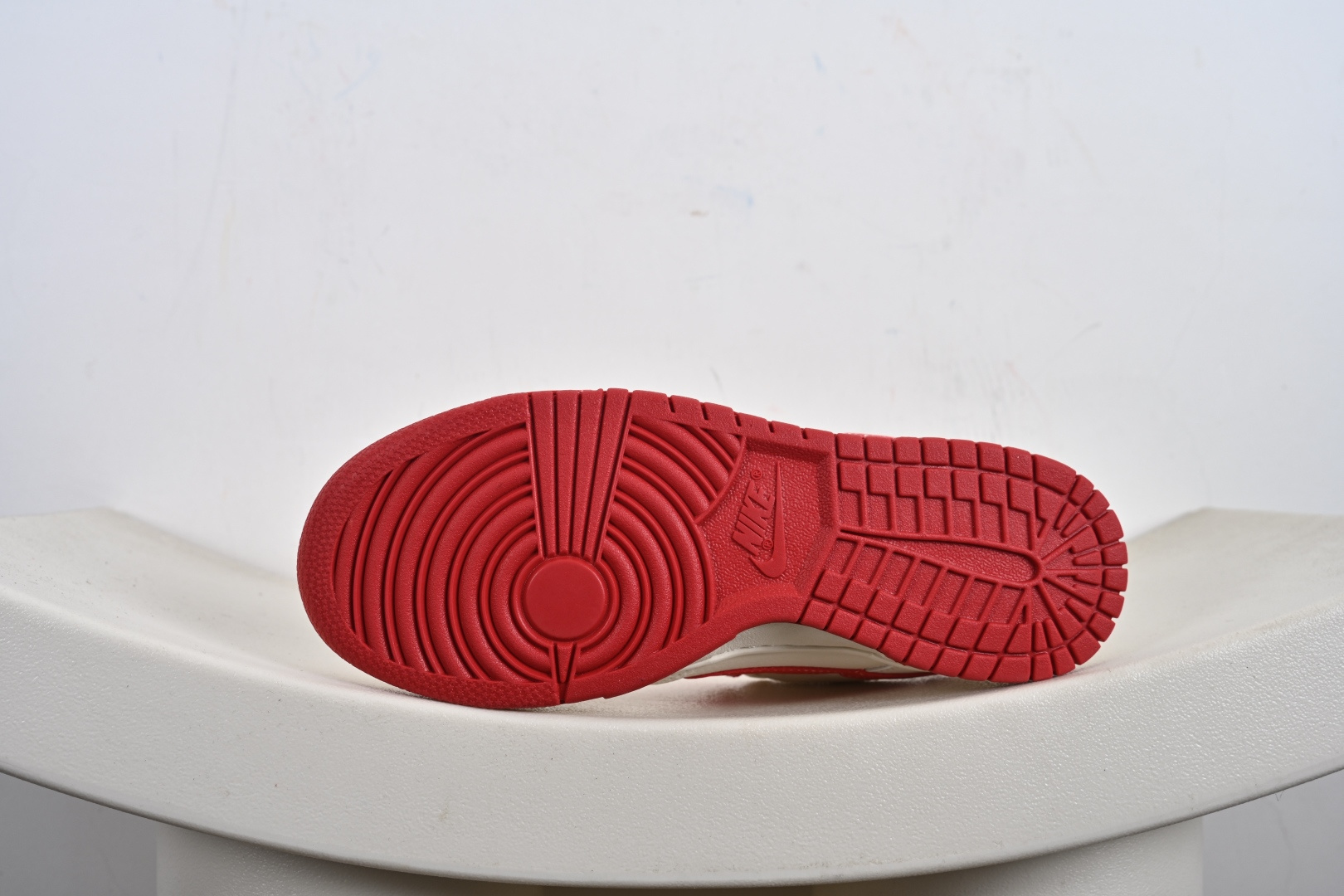 Nike SB Dunk Low“ 斯图西联名——白红勾” 周年高端定制 低帮休闲板鞋 DG2025-004