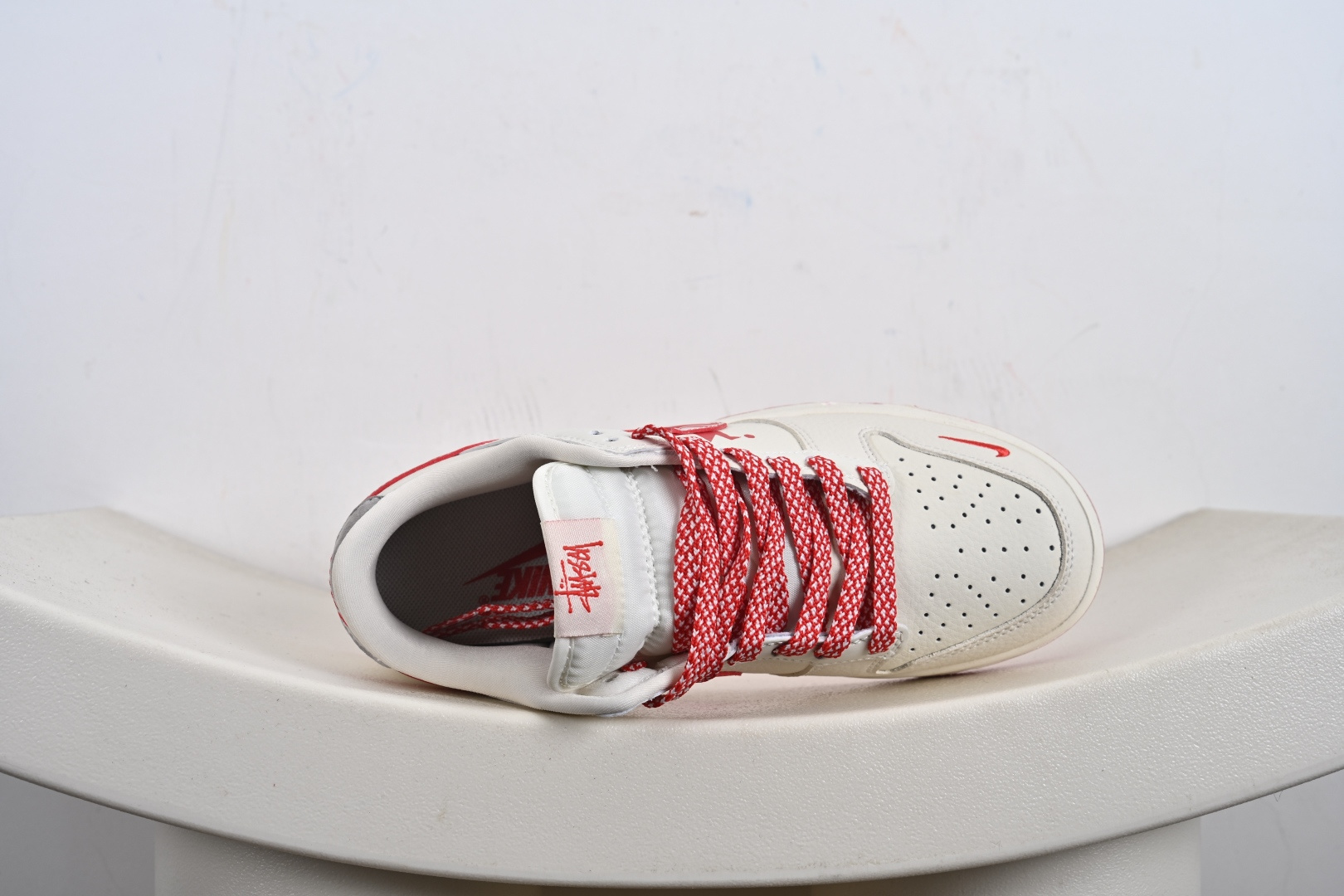 Nike SB Dunk Low“ 斯图西联名——白红勾” 周年高端定制 低帮休闲板鞋 DG2025-004