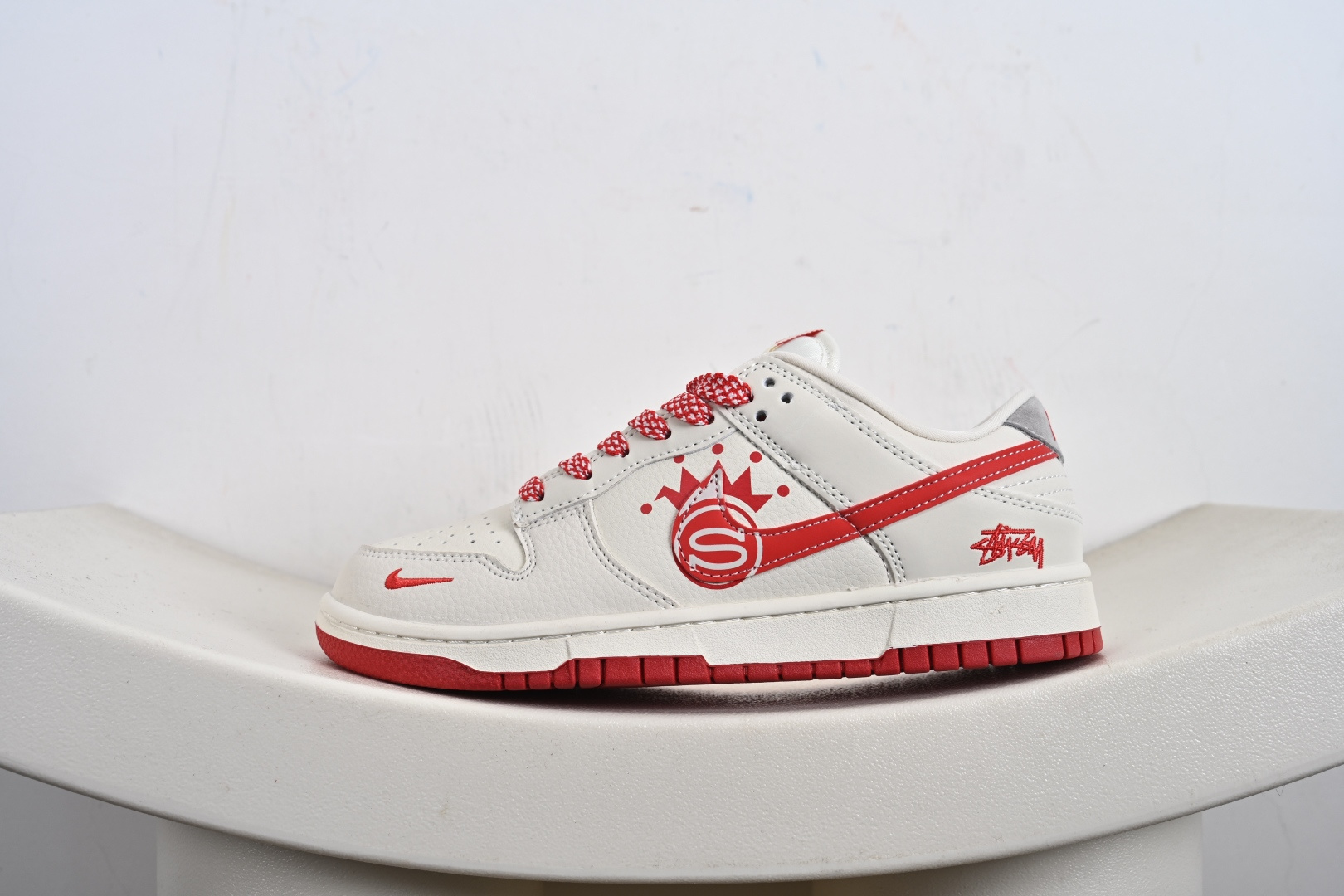 Nike SB Dunk Low“ 斯图西联名——白红勾” 周年高端定制 低帮休闲板鞋 DG2025-004