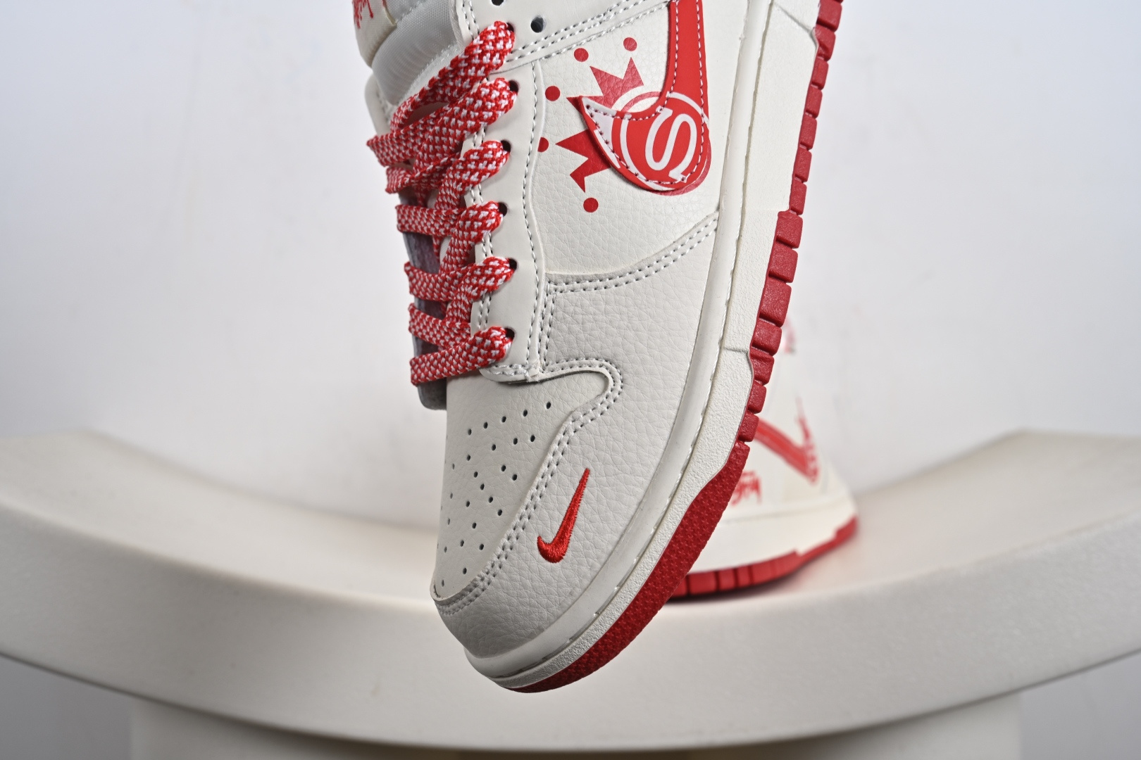 Nike SB Dunk Low“ 斯图西联名——白红勾” 周年高端定制 低帮休闲板鞋 DG2025-004