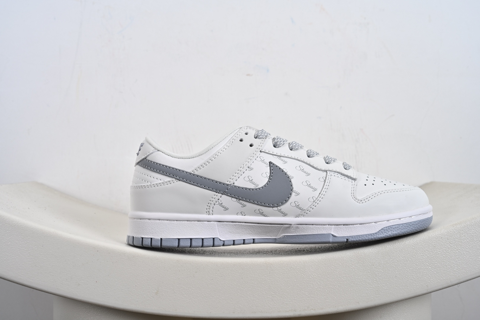 定制版Nike SB Dunk Low 斯图西联名 印花灰勾 周年高端定制 低帮休闲板鞋 CS1688-125