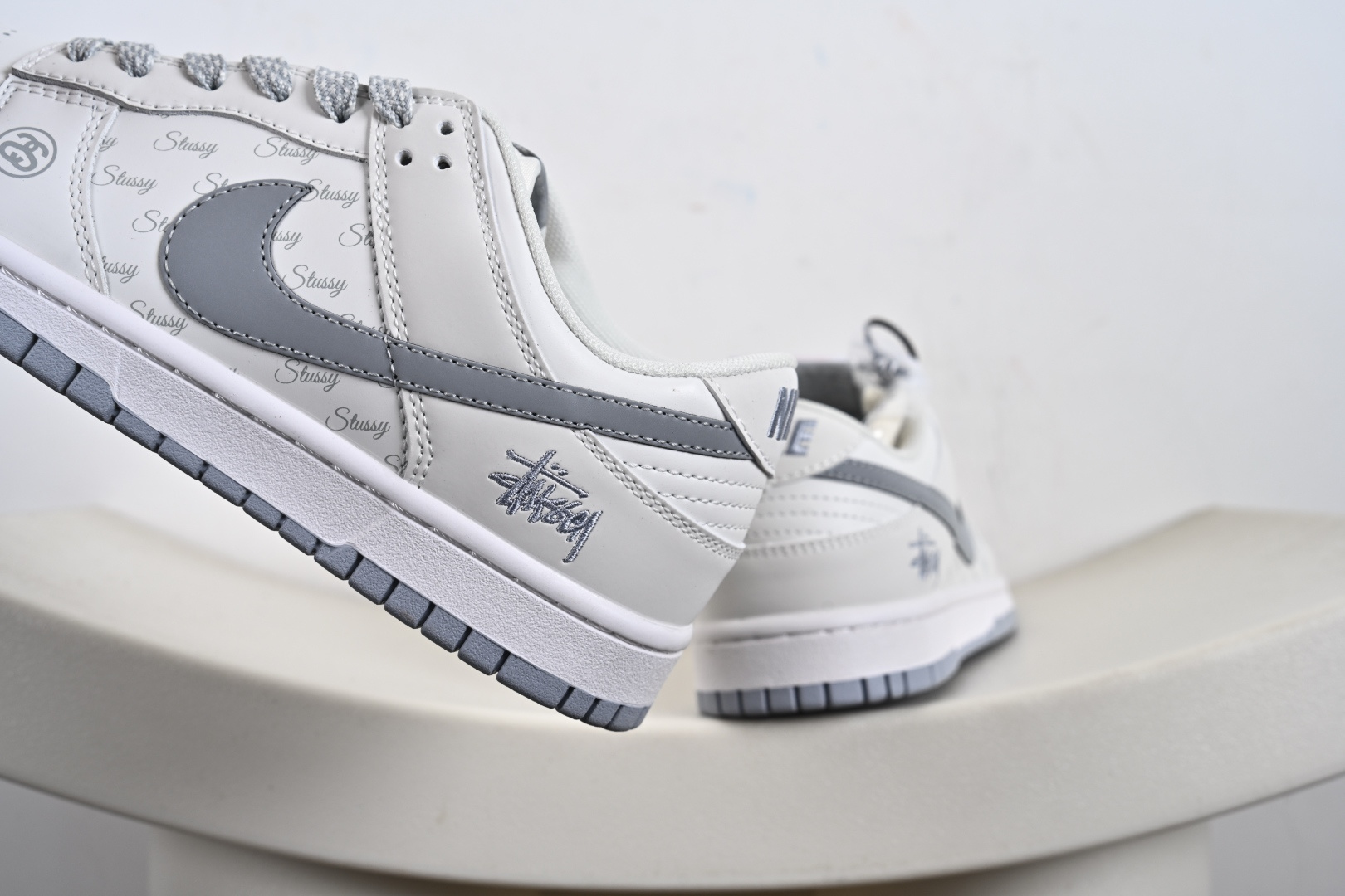 定制版Nike SB Dunk Low 斯图西联名 印花灰勾 周年高端定制 低帮休闲板鞋 CS1688-125