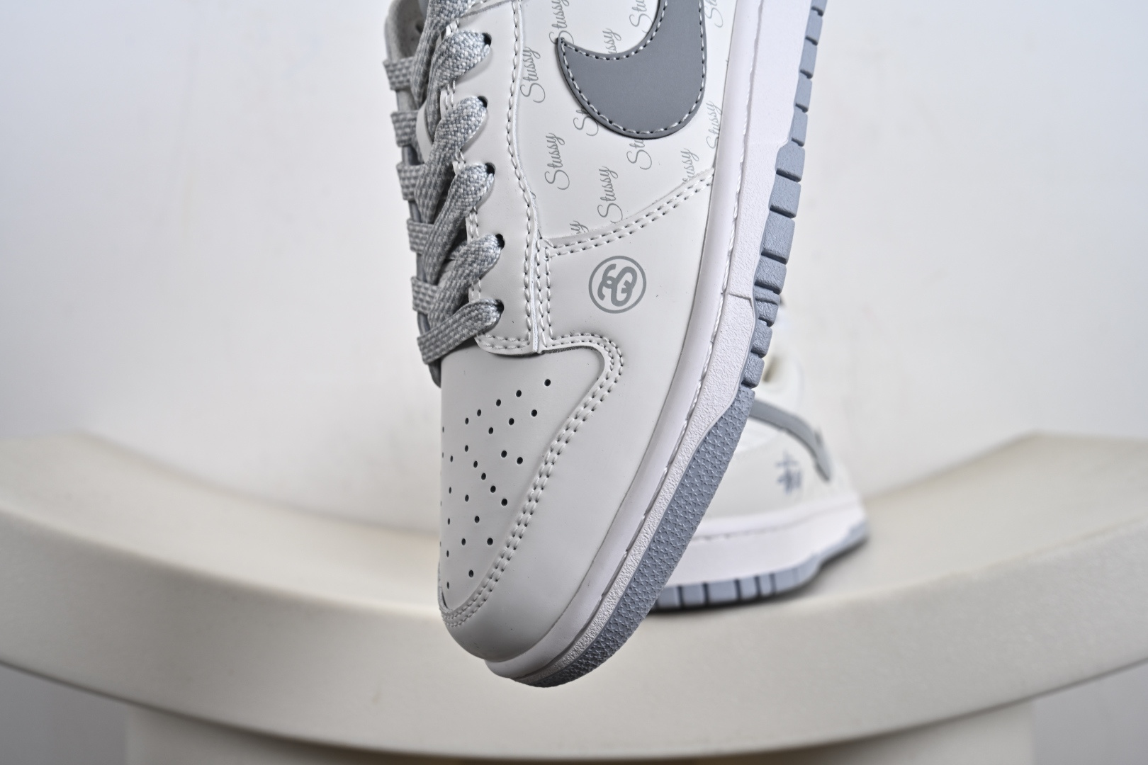 定制版Nike SB Dunk Low 斯图西联名 印花灰勾 周年高端定制 低帮休闲板鞋 CS1688-125