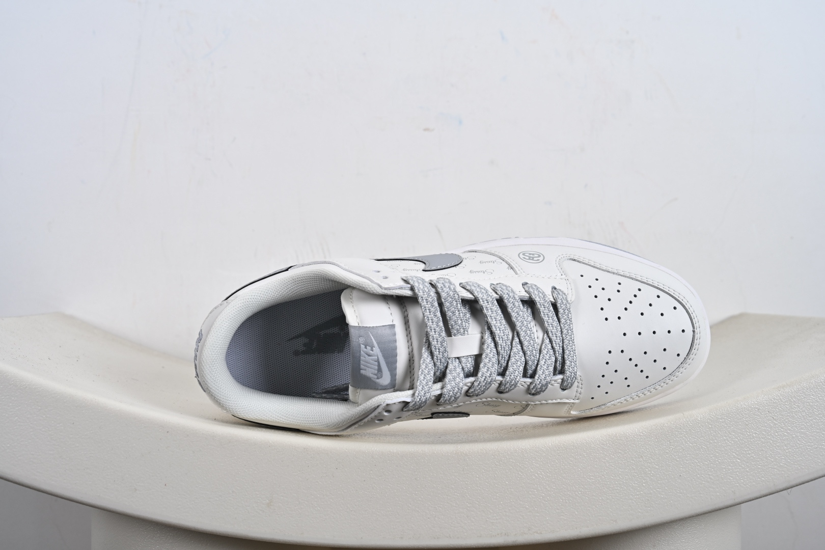 定制版Nike SB Dunk Low 斯图西联名 印花灰勾 周年高端定制 低帮休闲板鞋 CS1688-125