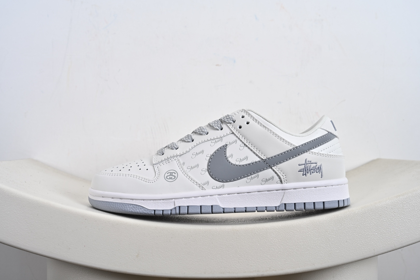 定制版Nike SB Dunk Low 斯图西联名 印花灰勾 周年高端定制 低帮休闲板鞋 CS1688-125