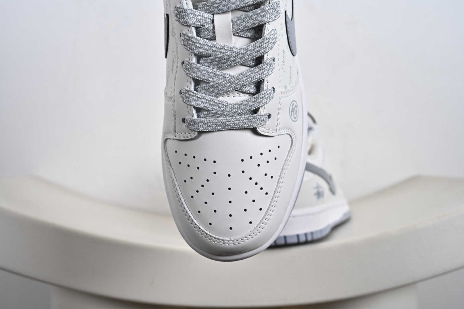 定制版Nike SB Dunk Low 斯图西联名 印花灰勾 周年高端定制 低帮休闲板鞋 CS1688-125