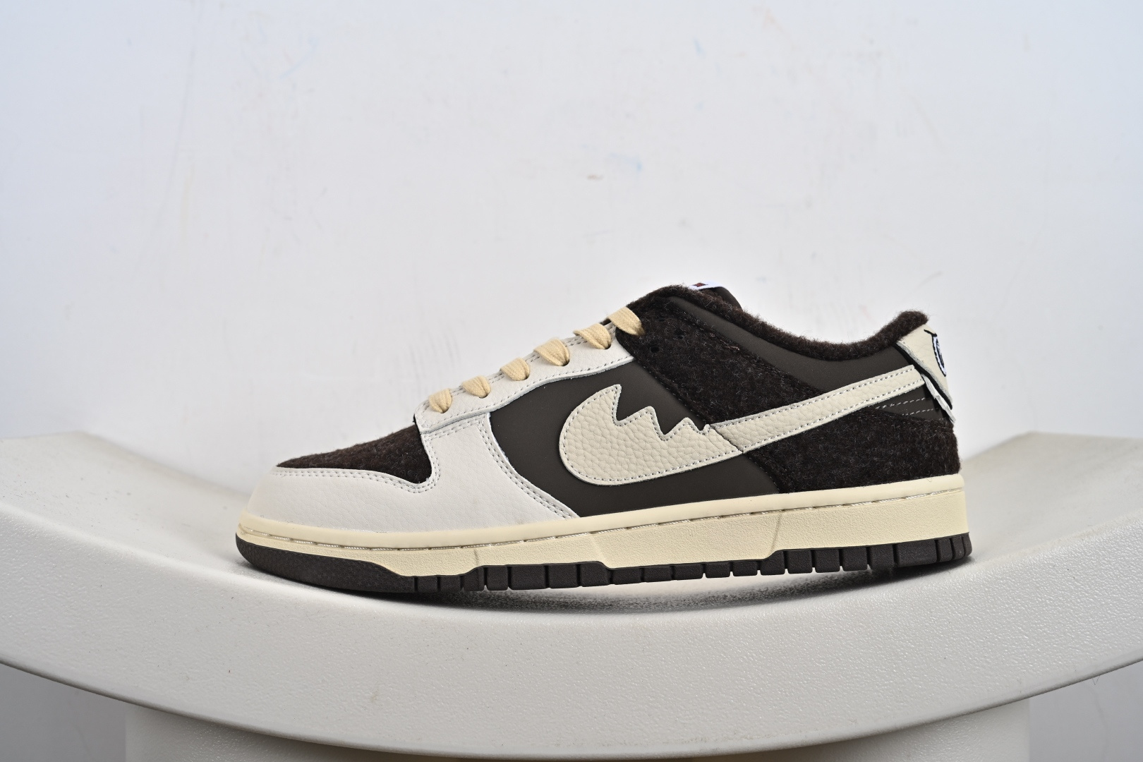 高端定制Nike SB Dunk Low “labubu拉布布联名---奶白棕长毛” 高端定制 低帮休闲板鞋 DS6608-011