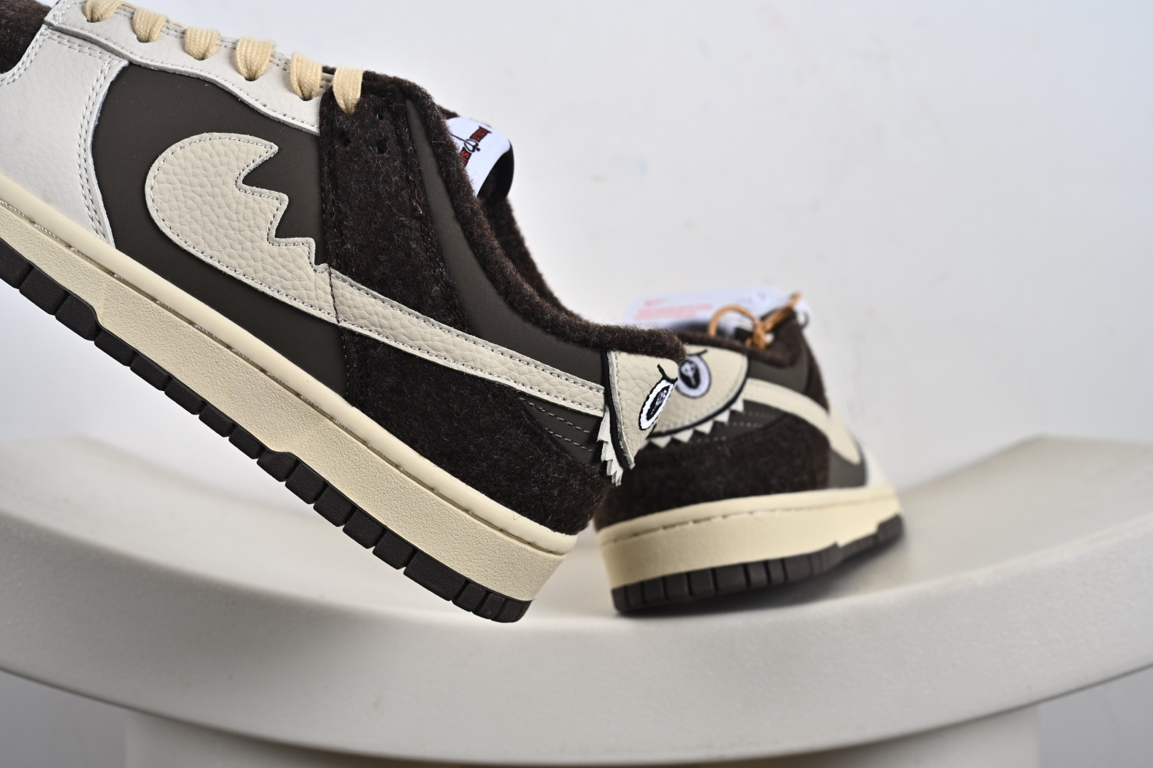 高端定制Nike SB Dunk Low “labubu拉布布联名---奶白棕长毛” 高端定制 低帮休闲板鞋 DS6608-011