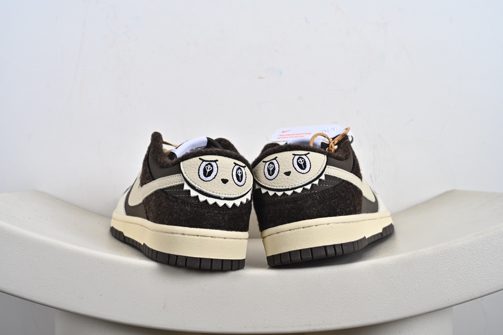 高端定制Nike SB Dunk Low “labubu拉布布联名---奶白棕长毛” 高端定制 低帮休闲板鞋 DS6608-011