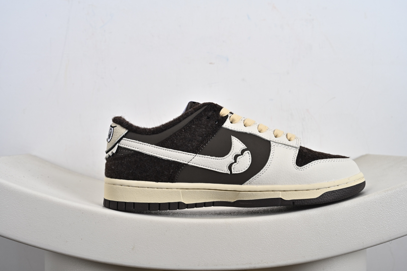 高端定制Nike SB Dunk Low “labubu拉布布联名---奶白棕长毛” 高端定制 低帮休闲板鞋 DS6608-011