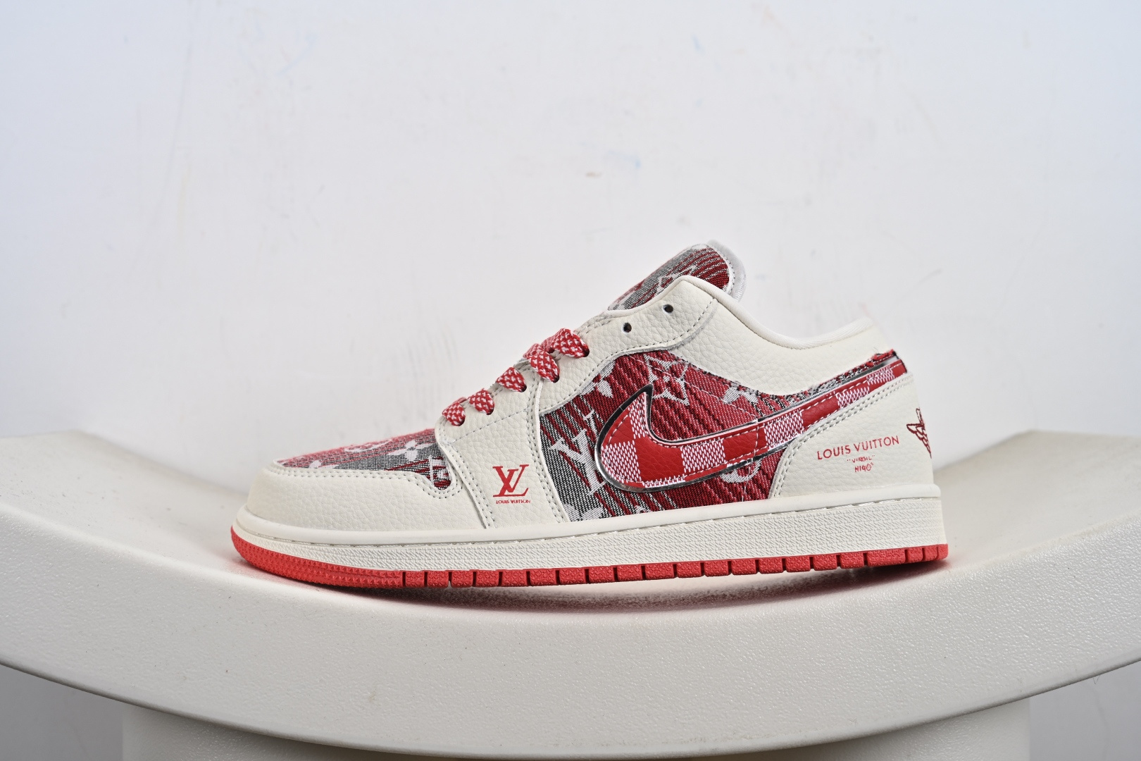 定制版Air Jordan 1 Low AJ1 乔1 “LV路易威登联名---米白红帆布牛仔印花”高端定制 低帮复古篮球鞋 QG1988-010