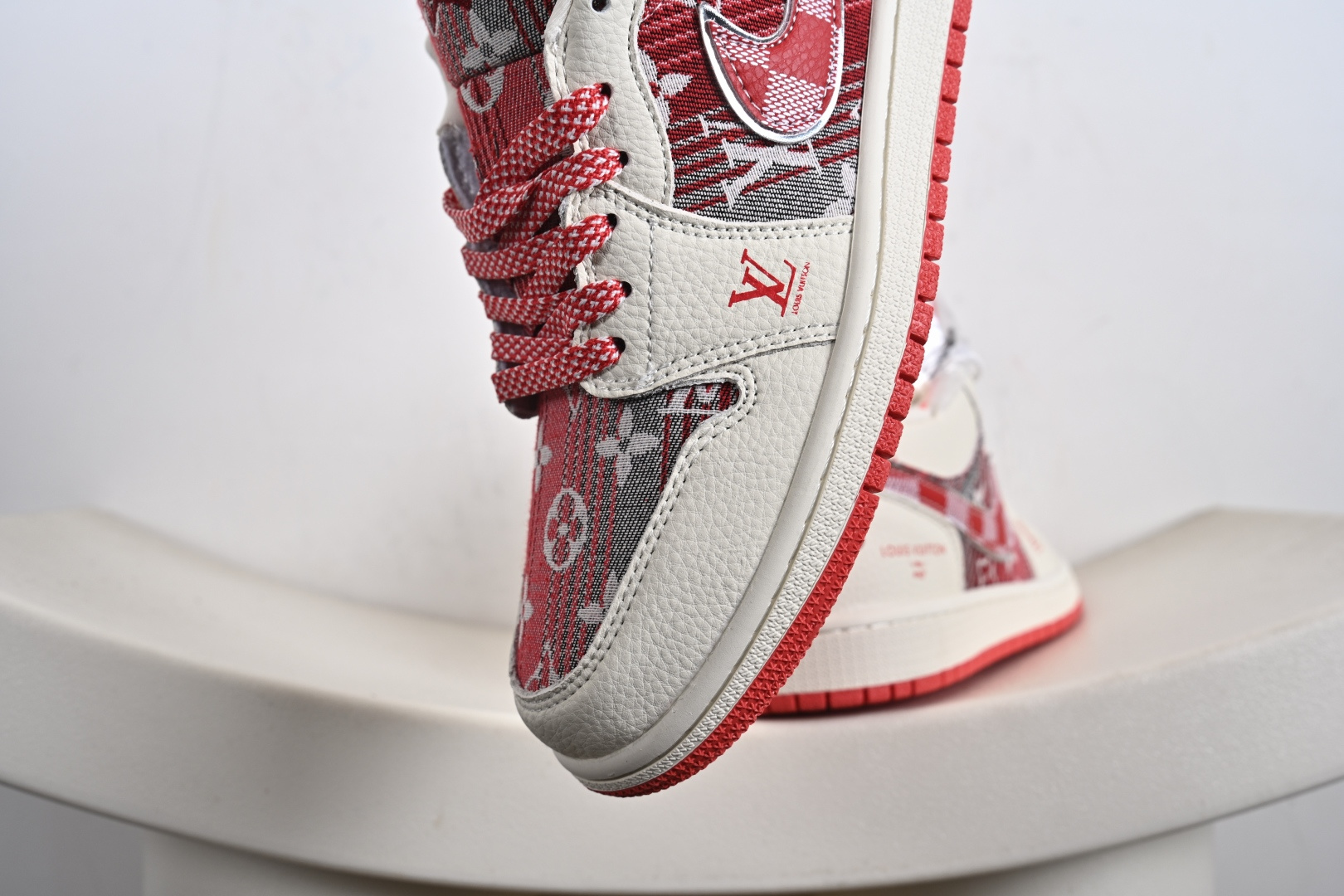 定制版Air Jordan 1 Low AJ1 乔1 “LV路易威登联名---米白红帆布牛仔印花”高端定制 低帮复古篮球鞋 QG1988-010