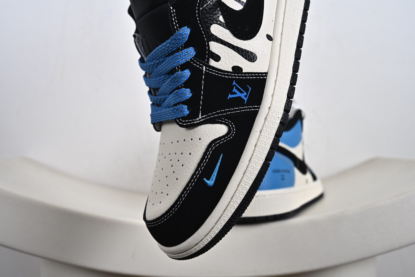 Nike Jordan Air Jordan 1 “LV联名——创意米黑蓝” 高端定制 乔丹低帮休闲板鞋 QJ2025-001