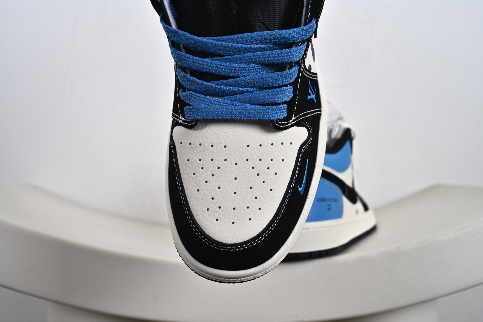 Nike Jordan Air Jordan 1 “LV联名——创意米黑蓝” 高端定制 乔丹低帮休闲板鞋 QJ2025-001