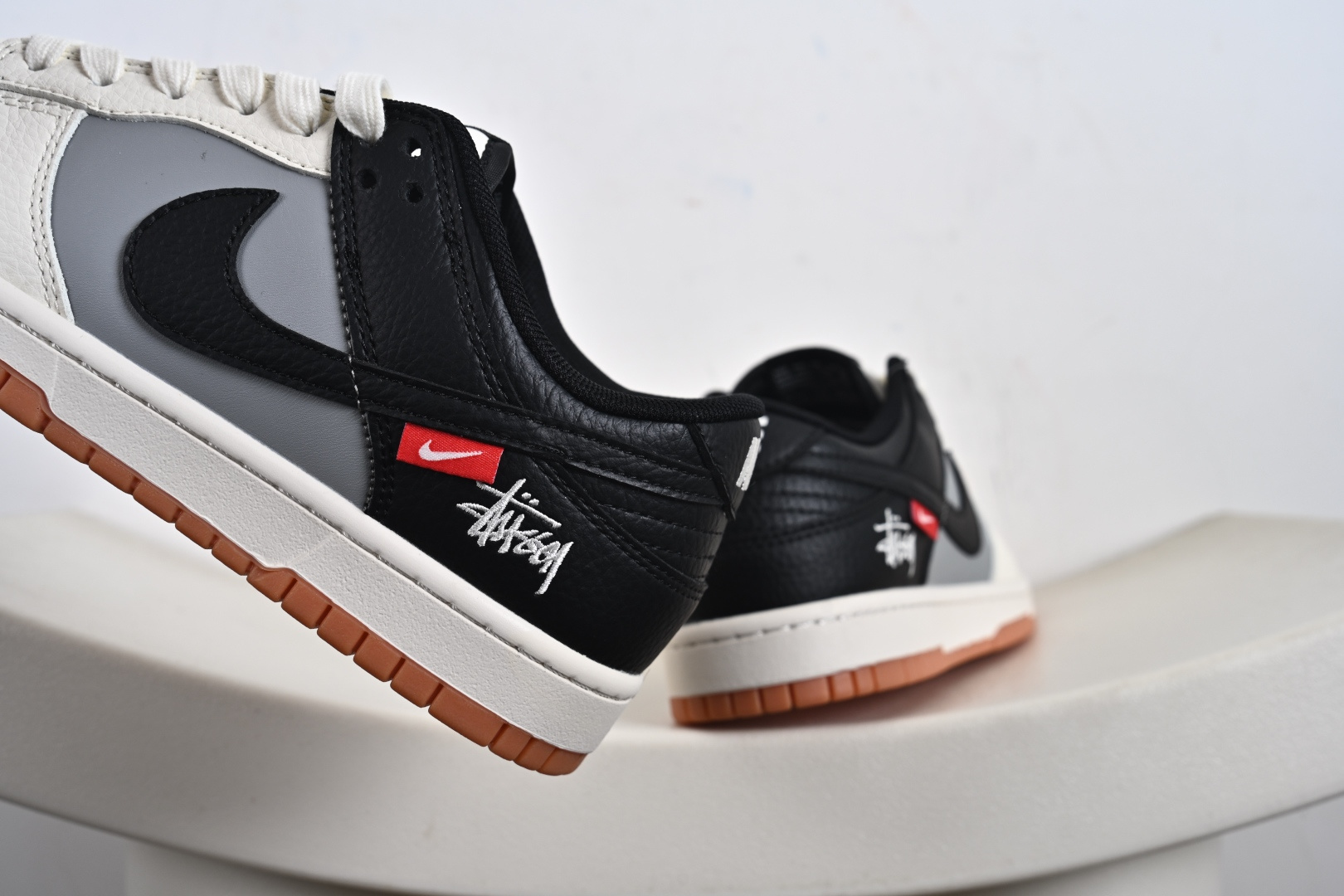 Nike SB Dunk Low “斯图西联名——米灰黑生胶” 高端定制 低帮休闲板鞋 QW5836-032
