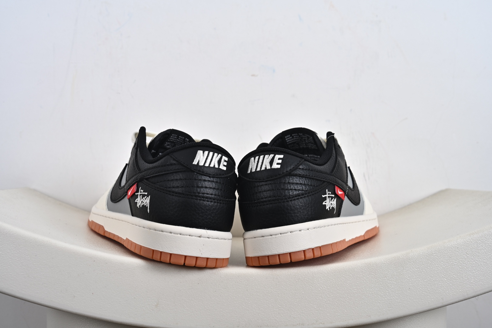 Nike SB Dunk Low “斯图西联名——米灰黑生胶” 高端定制 低帮休闲板鞋 QW5836-032